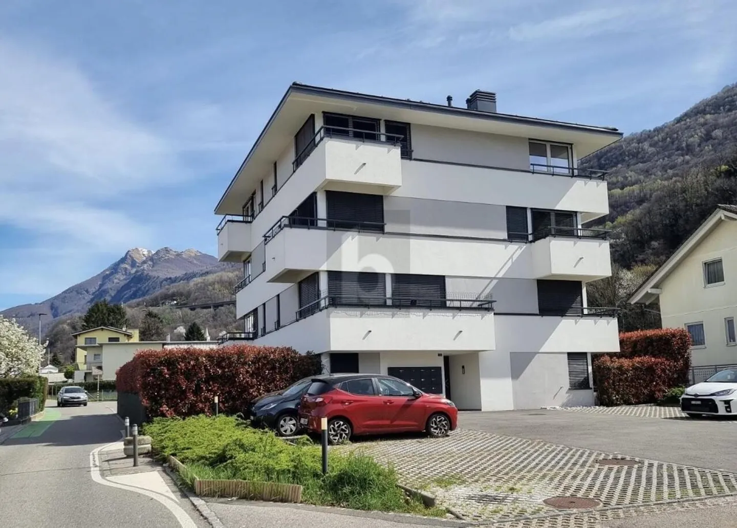 TRANQUILLO, MODERNO & READY TO MOVE IN - Photo 3 of 6