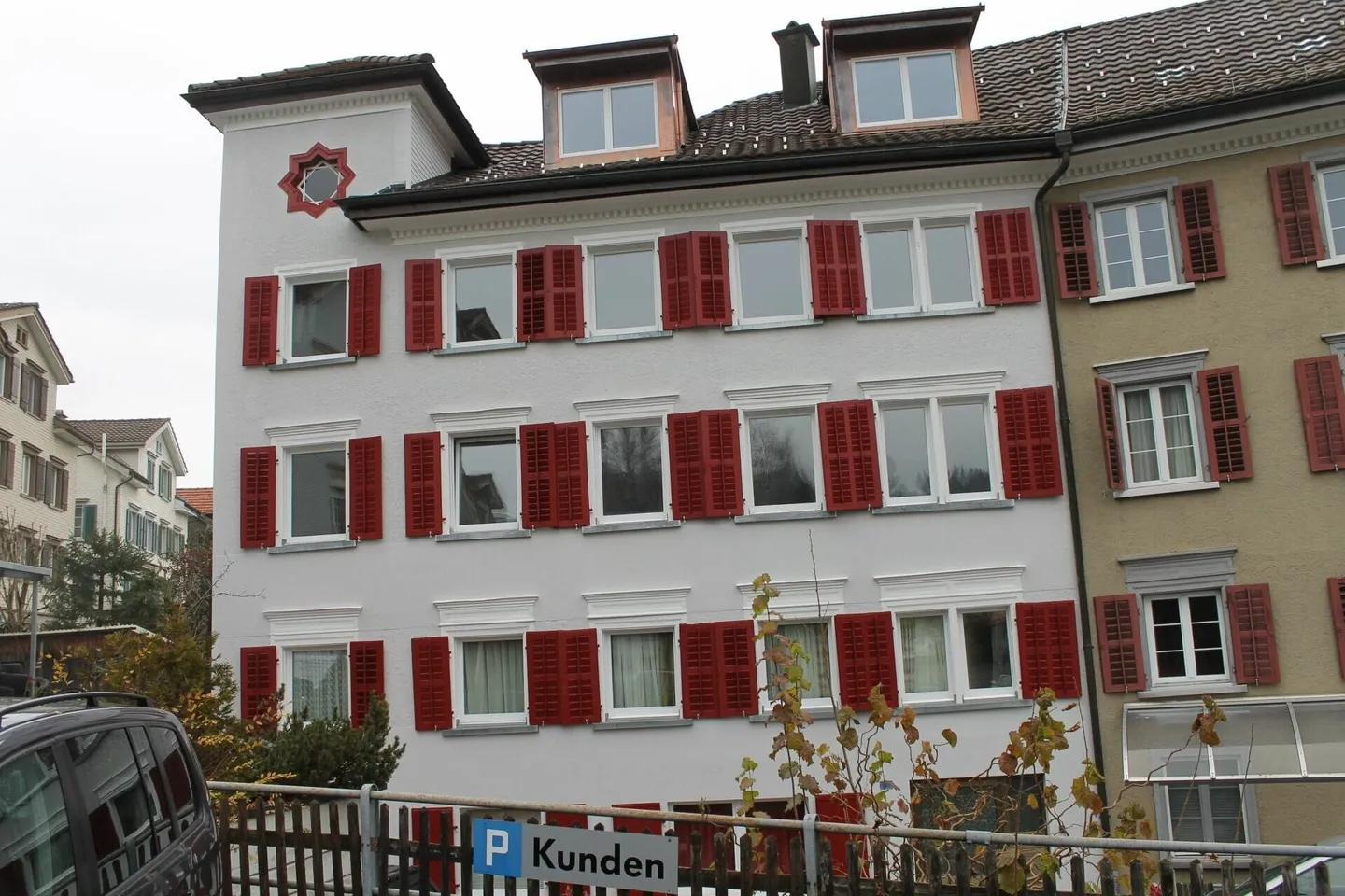 Appartement sous les combles de 2,5 pièces, rénové en 2022, à louer à Herisau - Photo 1 sur 8