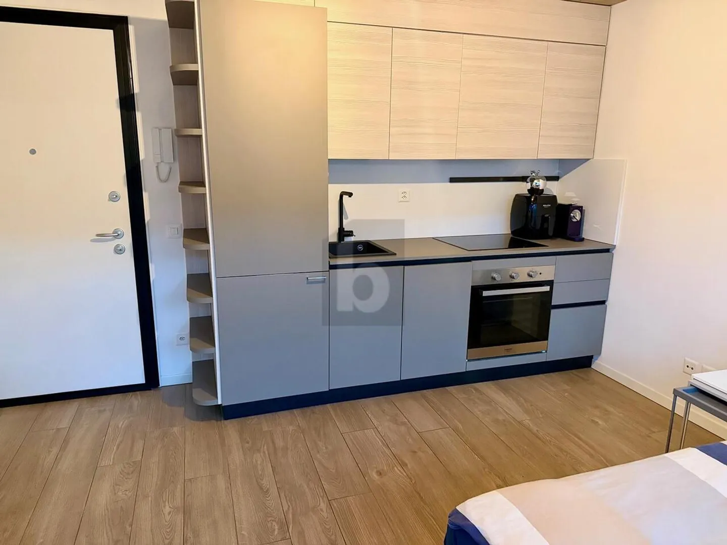 TRANQUILLO, MODERNO & READY TO MOVE IN - Photo 5 of 6