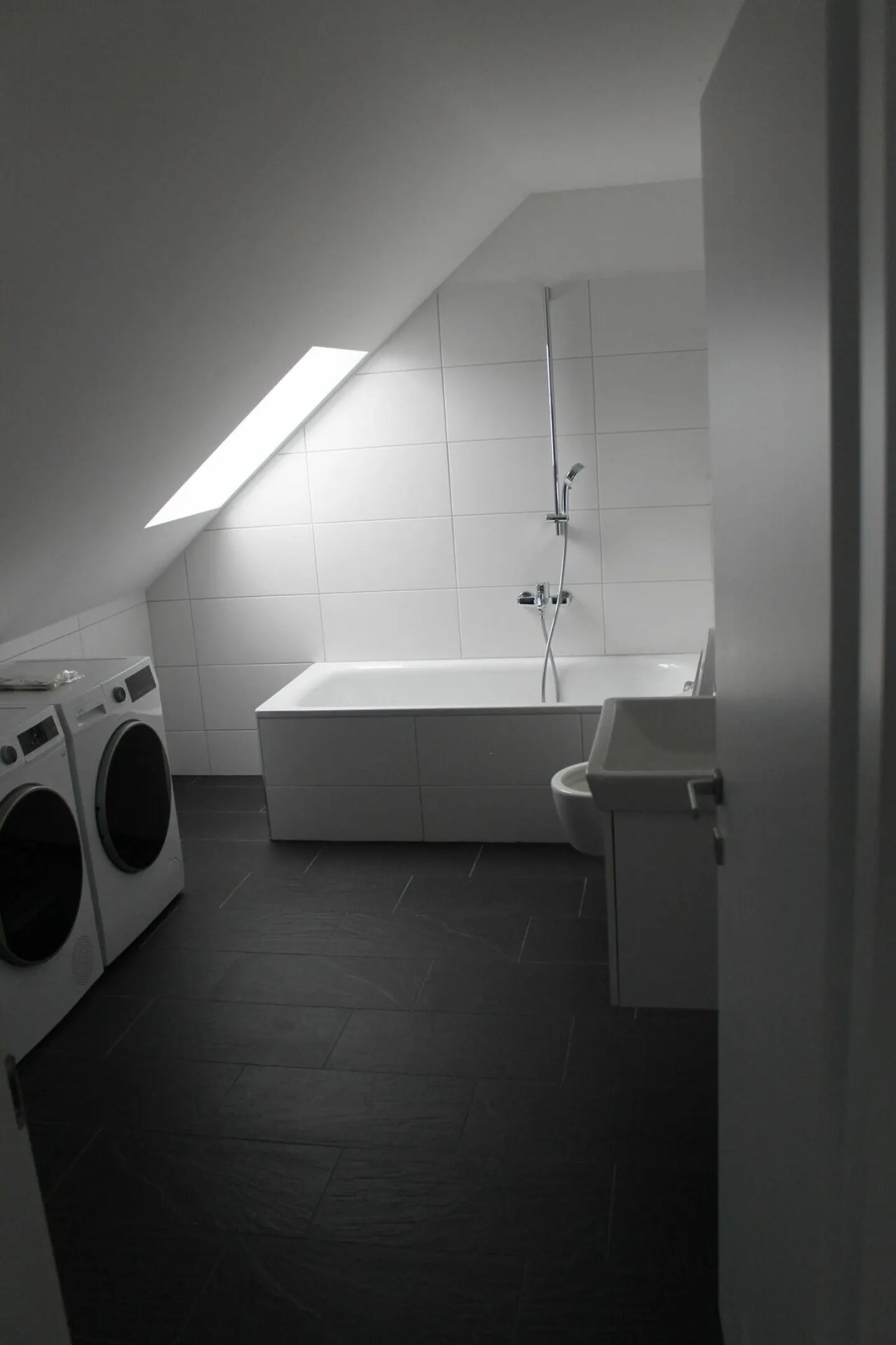 Appartement sous les combles de 2,5 pièces, rénové en 2022, à louer à Herisau - Photo 7 sur 8