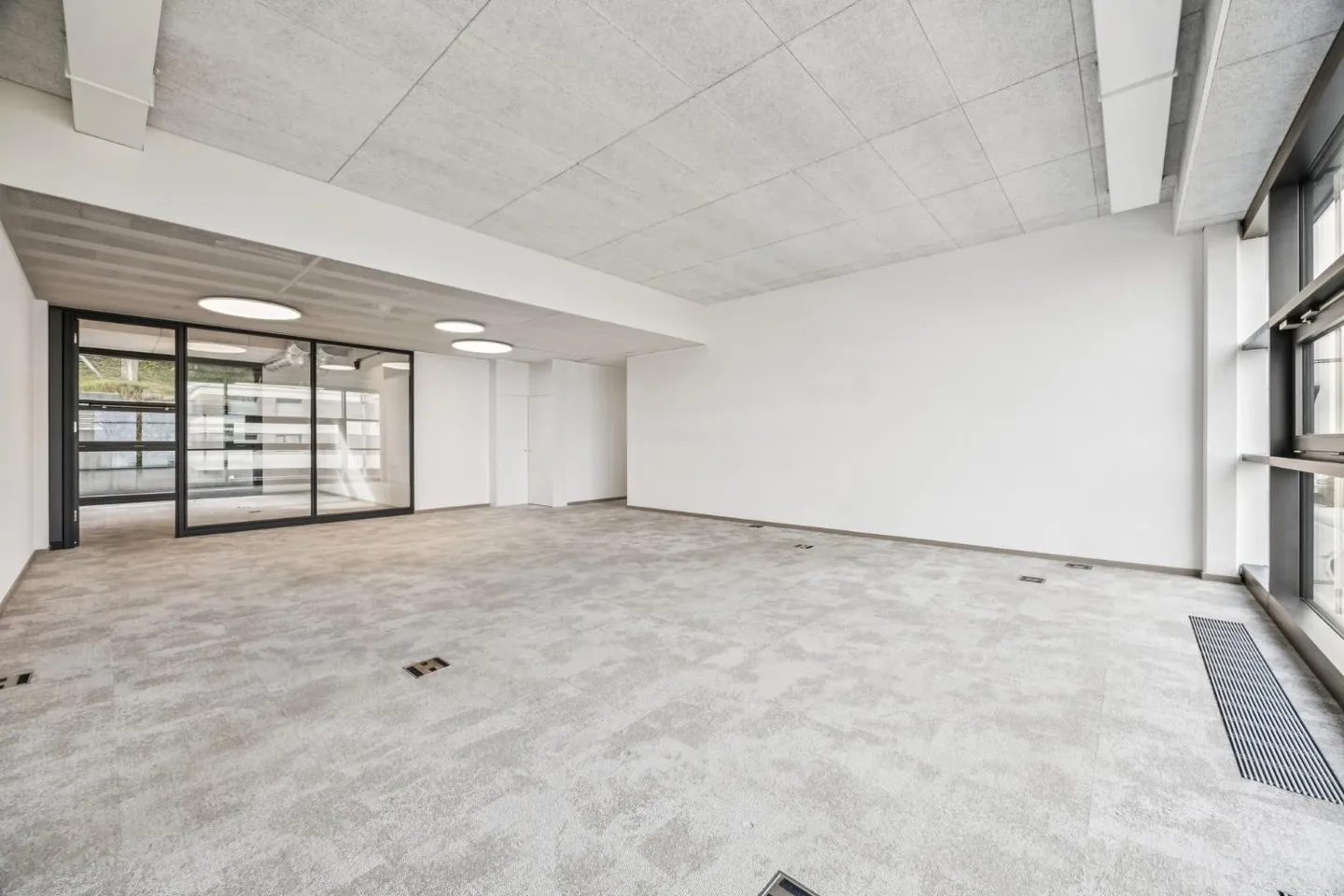 Spazio commerciale moderno in una posizione centrale - Foto 3 di 6