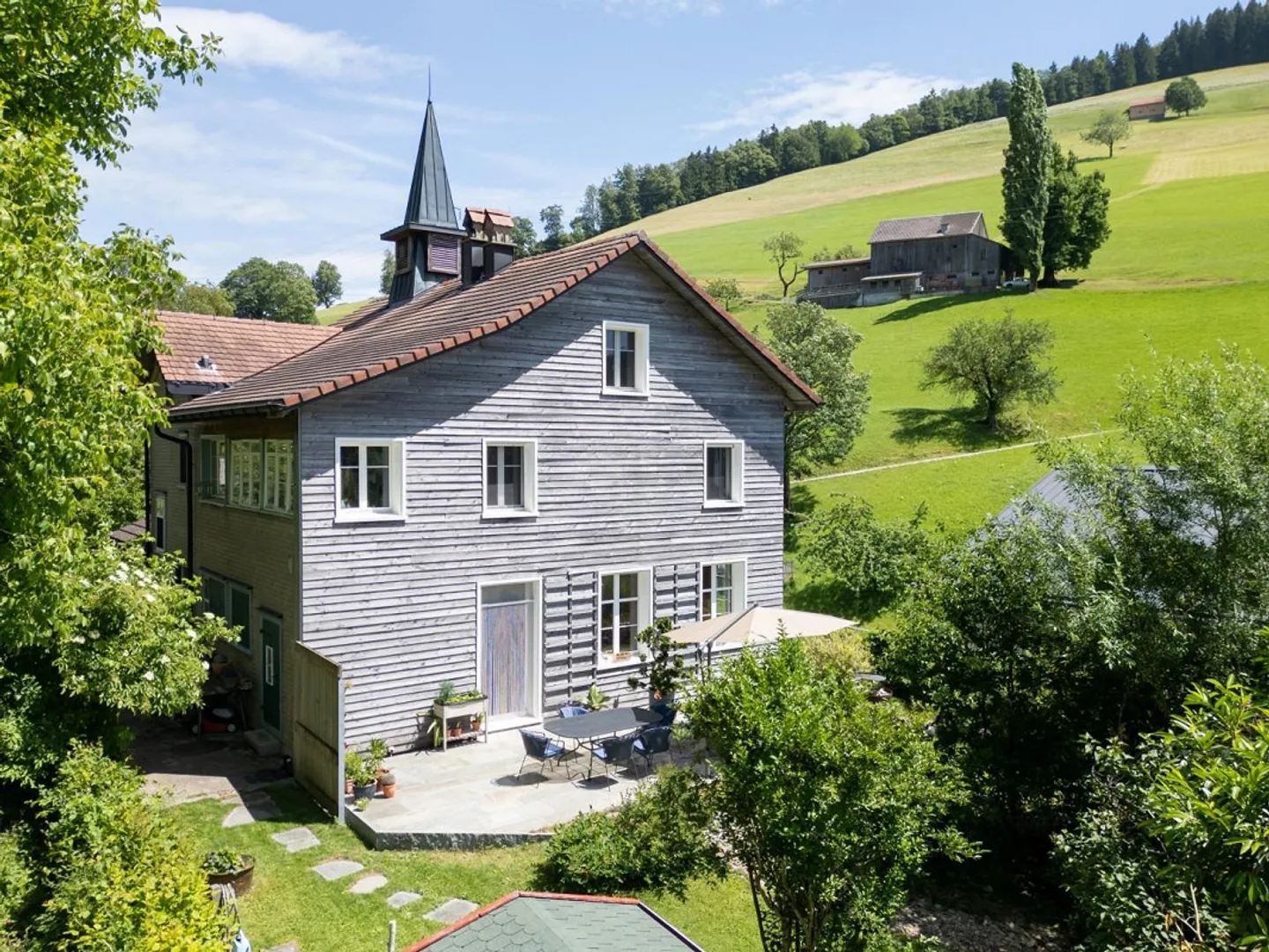 Objet de désir avec son propre clocher, idylle de jardin et beaucoup d'espace - Photo 1 sur 11