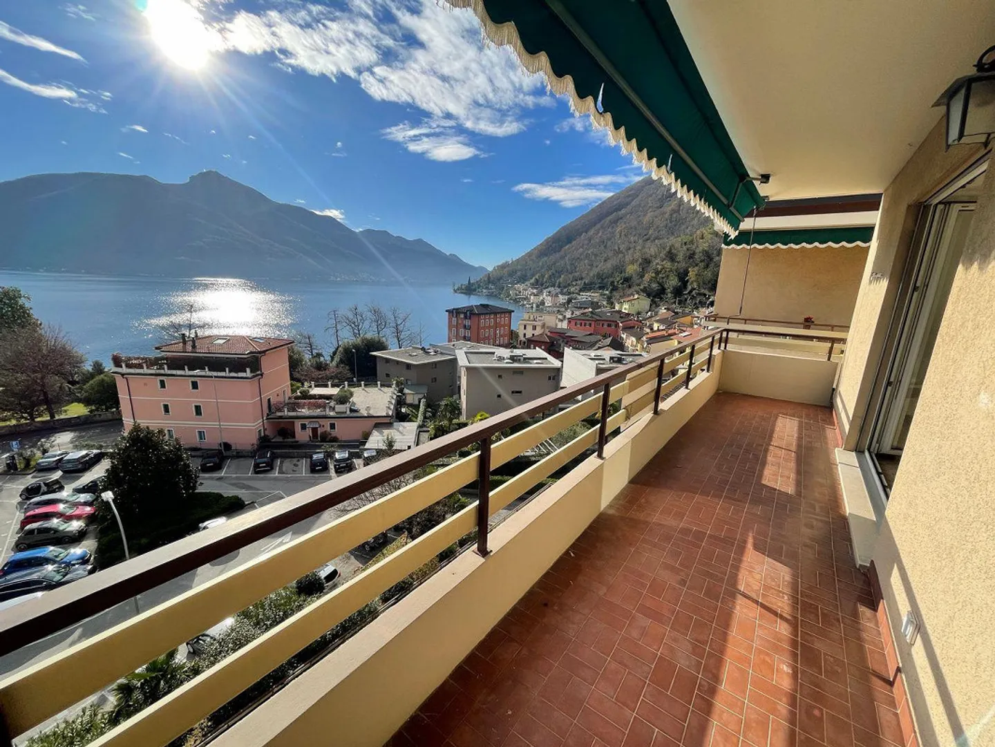 Appartamento attraente di 2½ locali con magnifica vista sul lago - Foto 1 di 10