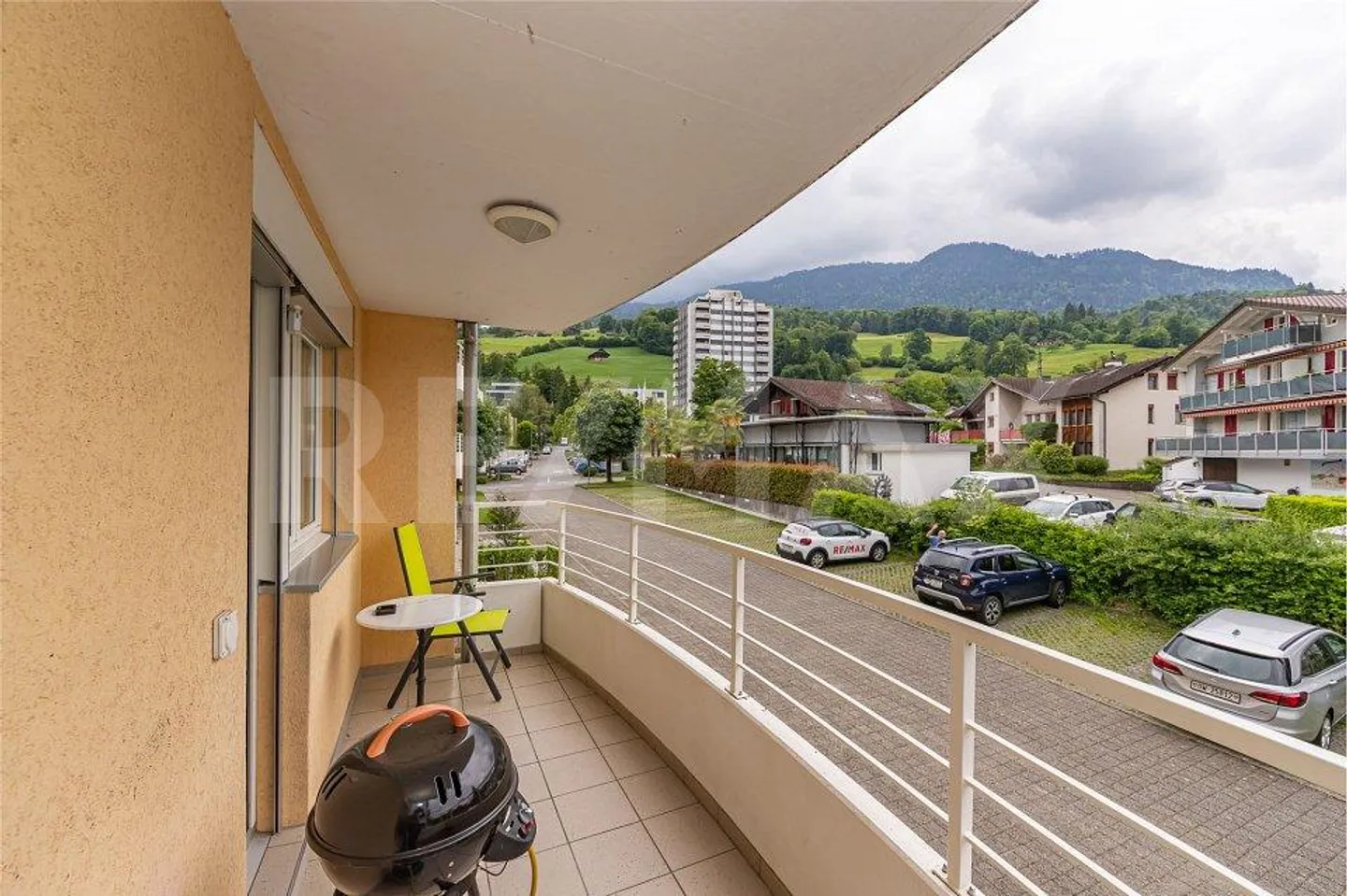 Bright, well-maintained 4.5-room apartment with 2 balconies, modern amenities & underground parking space - Photo 1 of 13