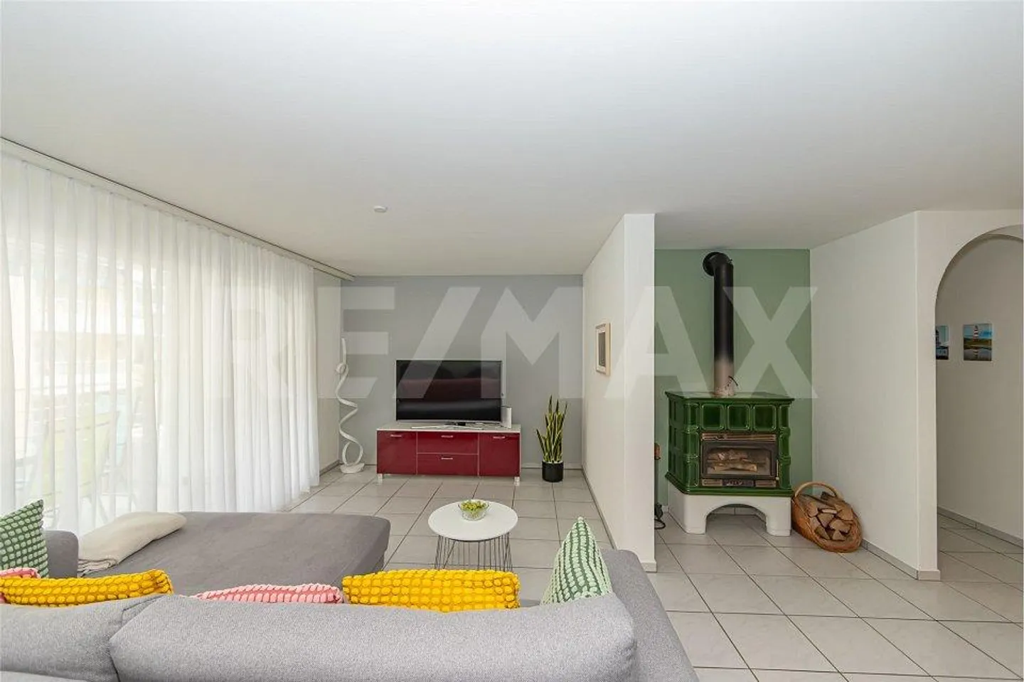 Bright, well-maintained 4.5-room apartment with 2 balconies, modern amenities & underground parking space - Photo 7 of 13