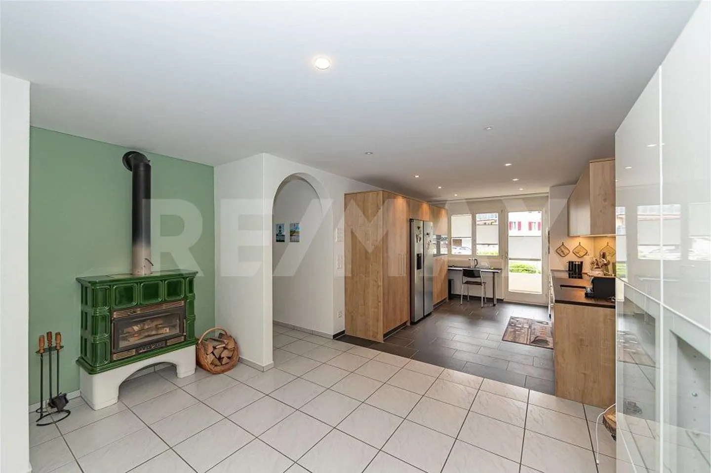 Bright, well-maintained 4.5-room apartment with 2 balconies, modern amenities & underground parking space - Photo 8 of 13