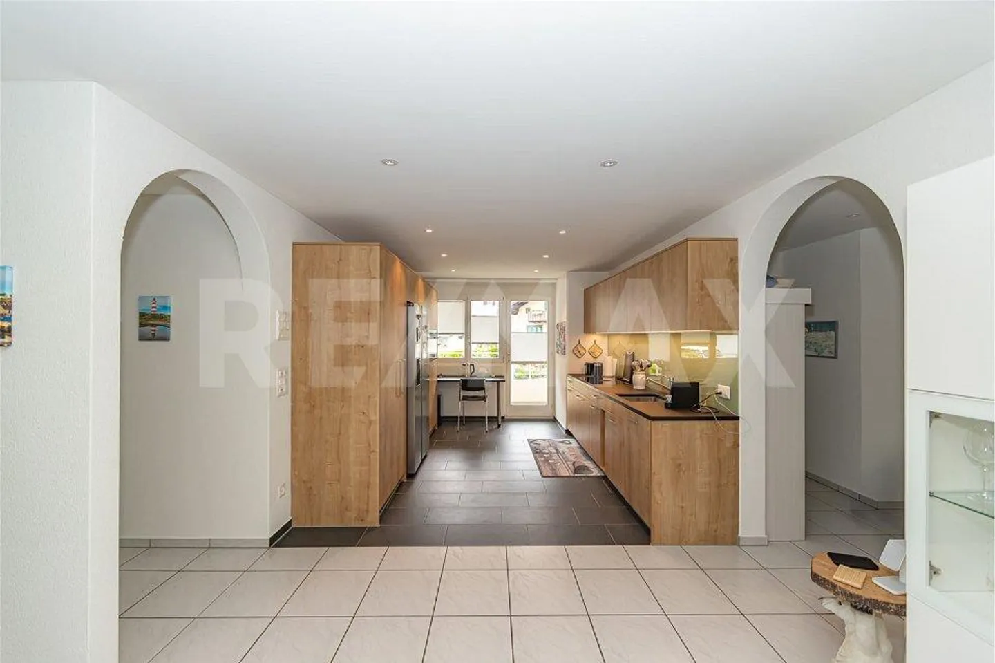 Bright, well-maintained 4.5-room apartment with 2 balconies, modern amenities & underground parking space - Photo 9 of 13