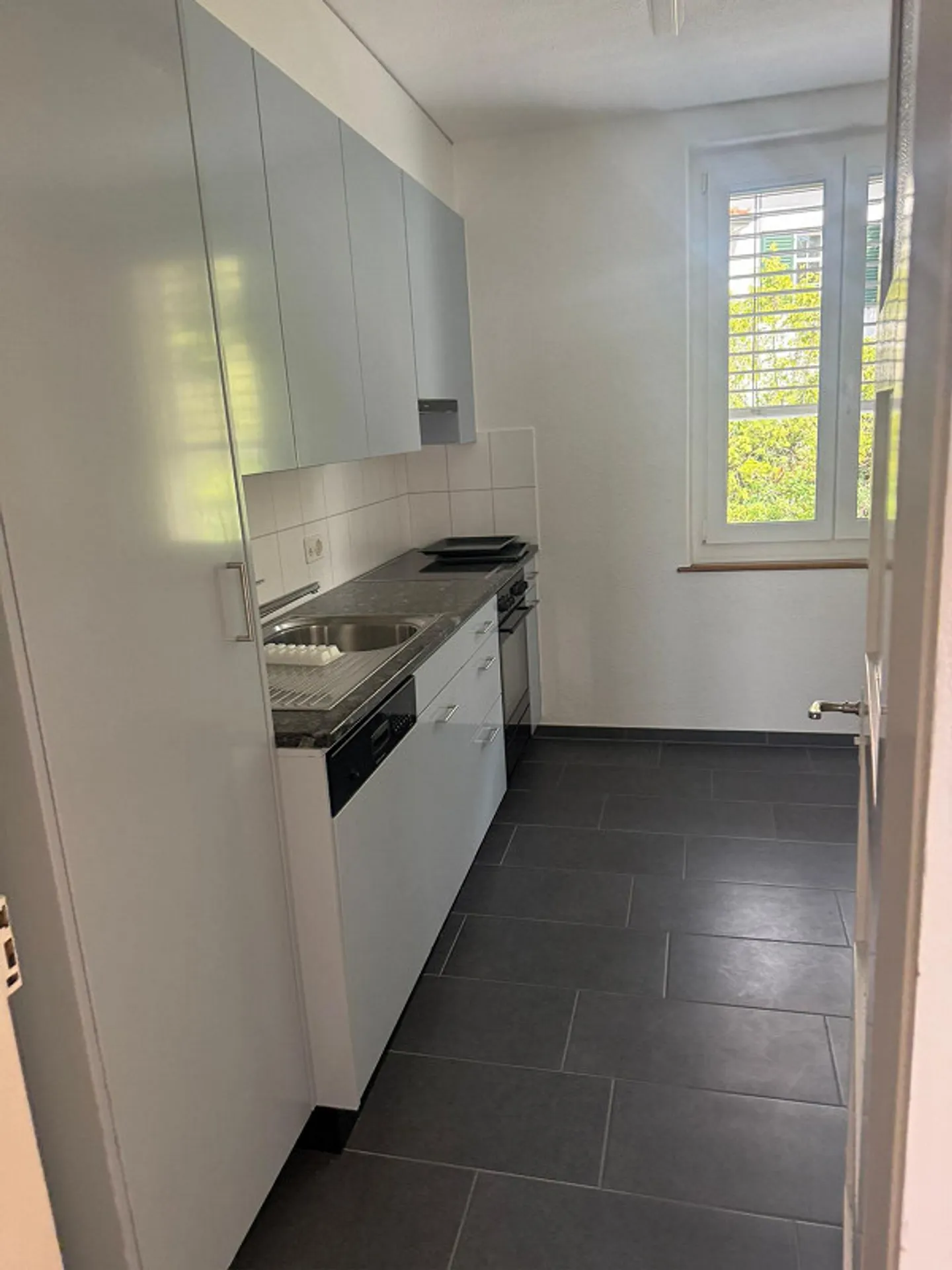 Bright 3-room apartment in a multi-family house with a large balcony - Photo 3 of 11
