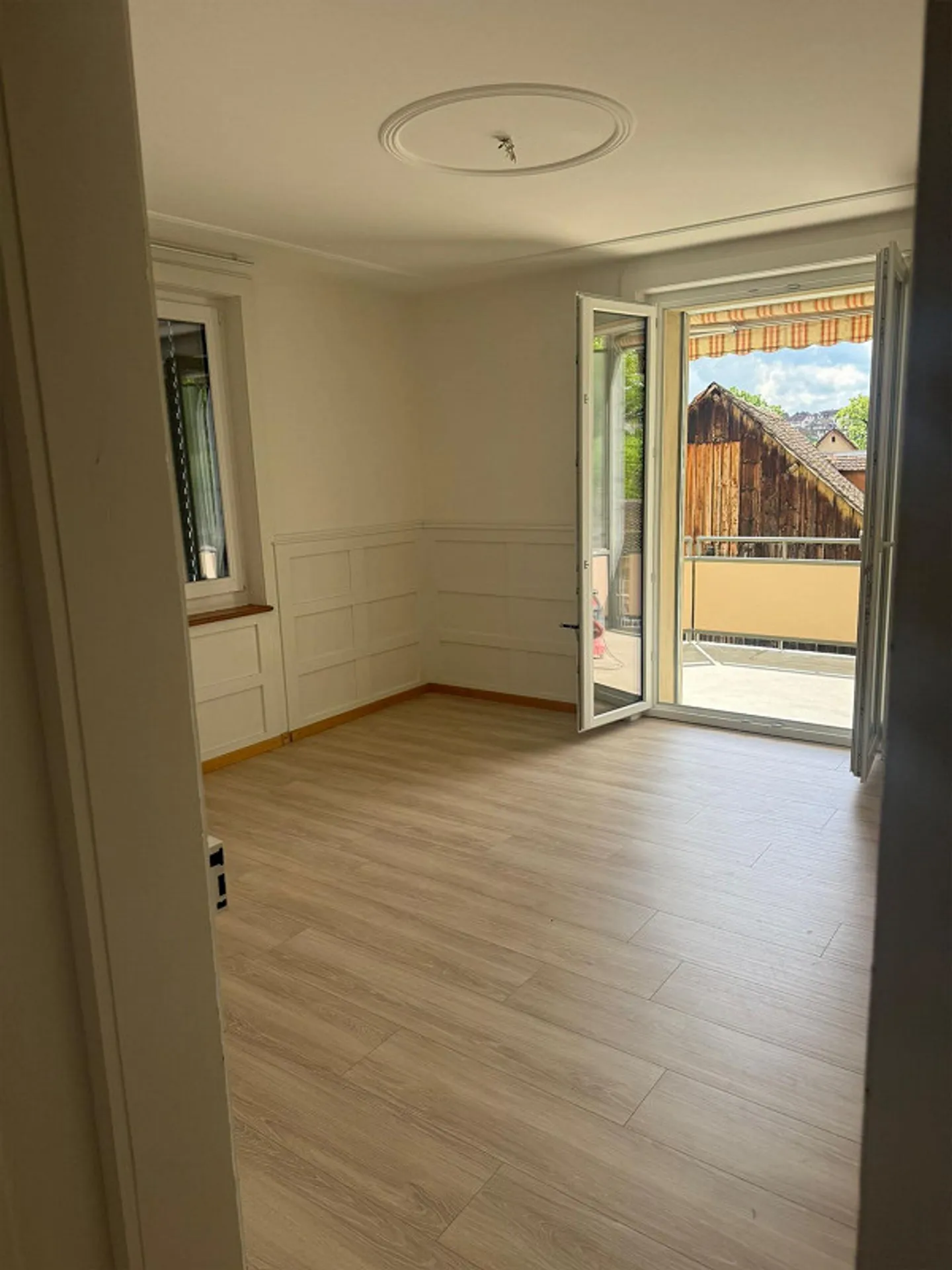 Bright 3-room apartment in a multi-family house with a large balcony - Photo 5 of 11