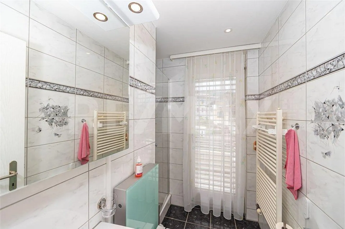 Bright, well-maintained 4.5-room apartment with 2 balconies, modern amenities & underground parking space - Photo 10 of 13