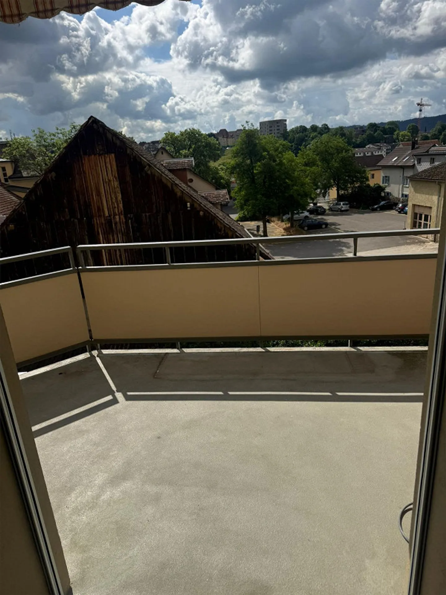 Bright 3-room apartment in a multi-family house with a large balcony - Photo 7 of 11