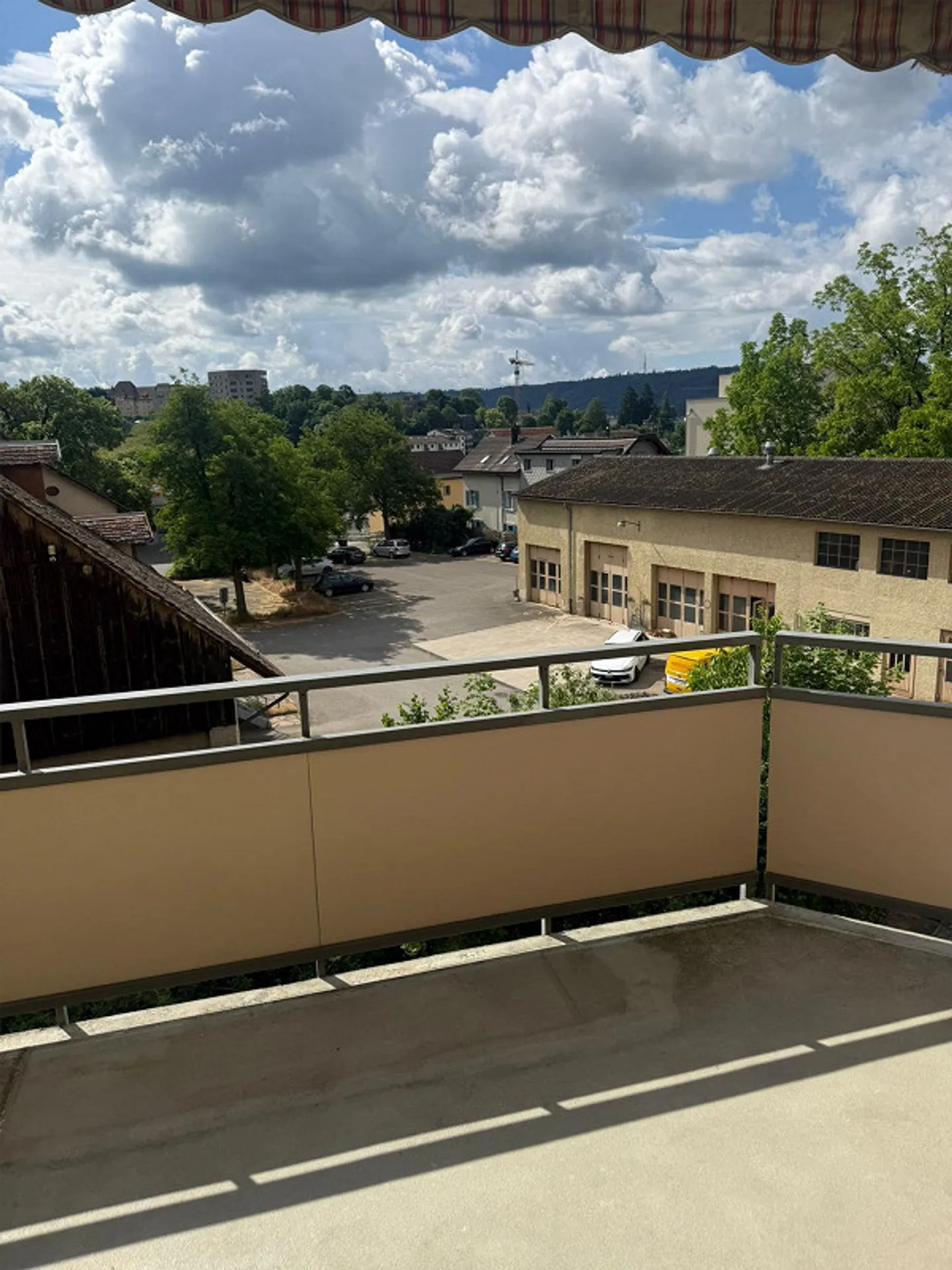 Bright 3-room apartment in a multi-family house with a large balcony - Photo 8 of 11