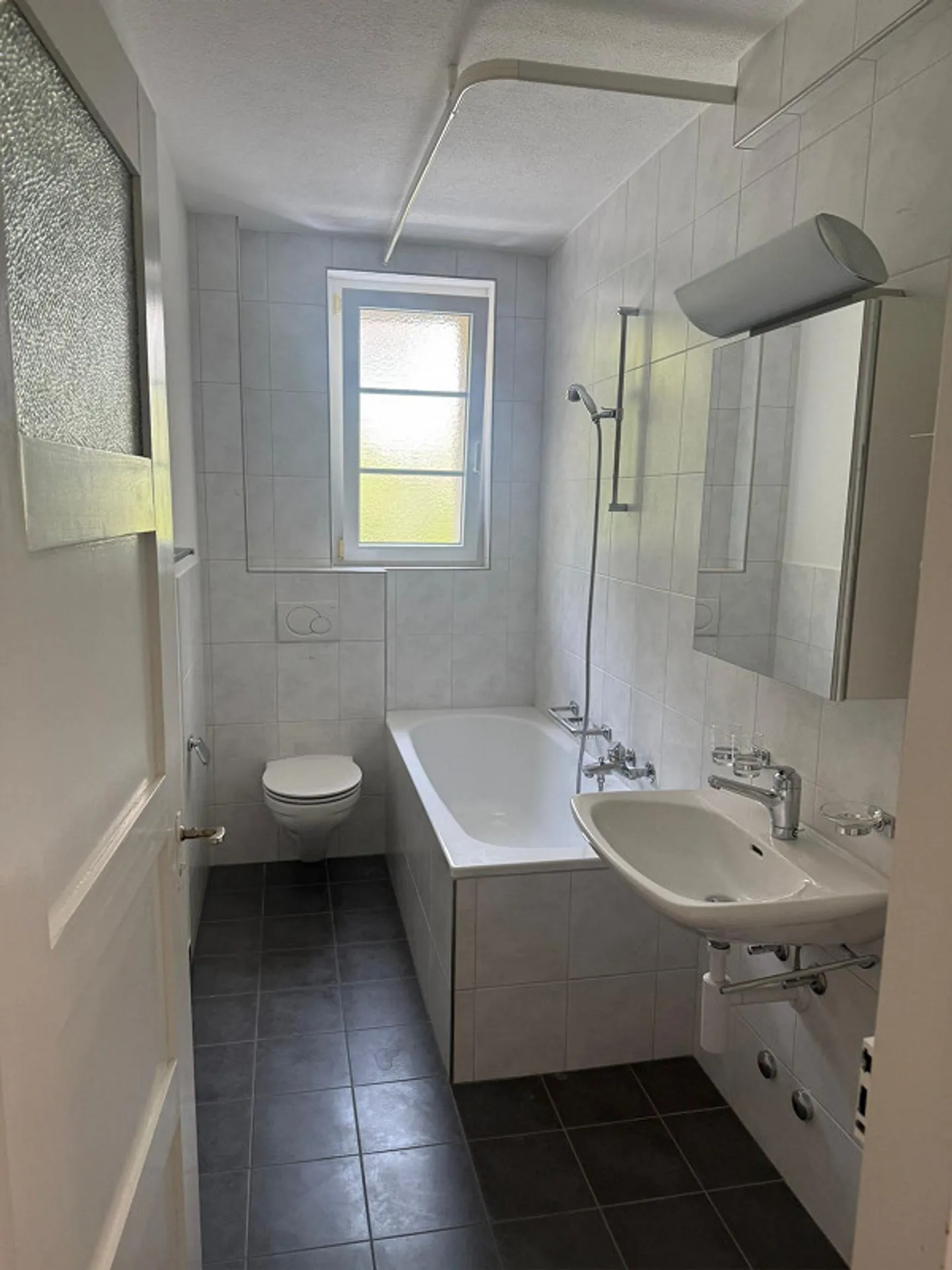Bright 3-room apartment in a multi-family house with a large balcony - Photo 9 of 11