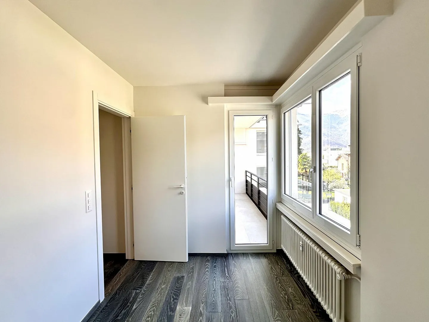 RENOVIERTES 4.5-ZIMMER-APARTMENT - IN EINEM GEBÄUDE MIT GEMEINSCHAFTSPOOL - Foto 9 von 13