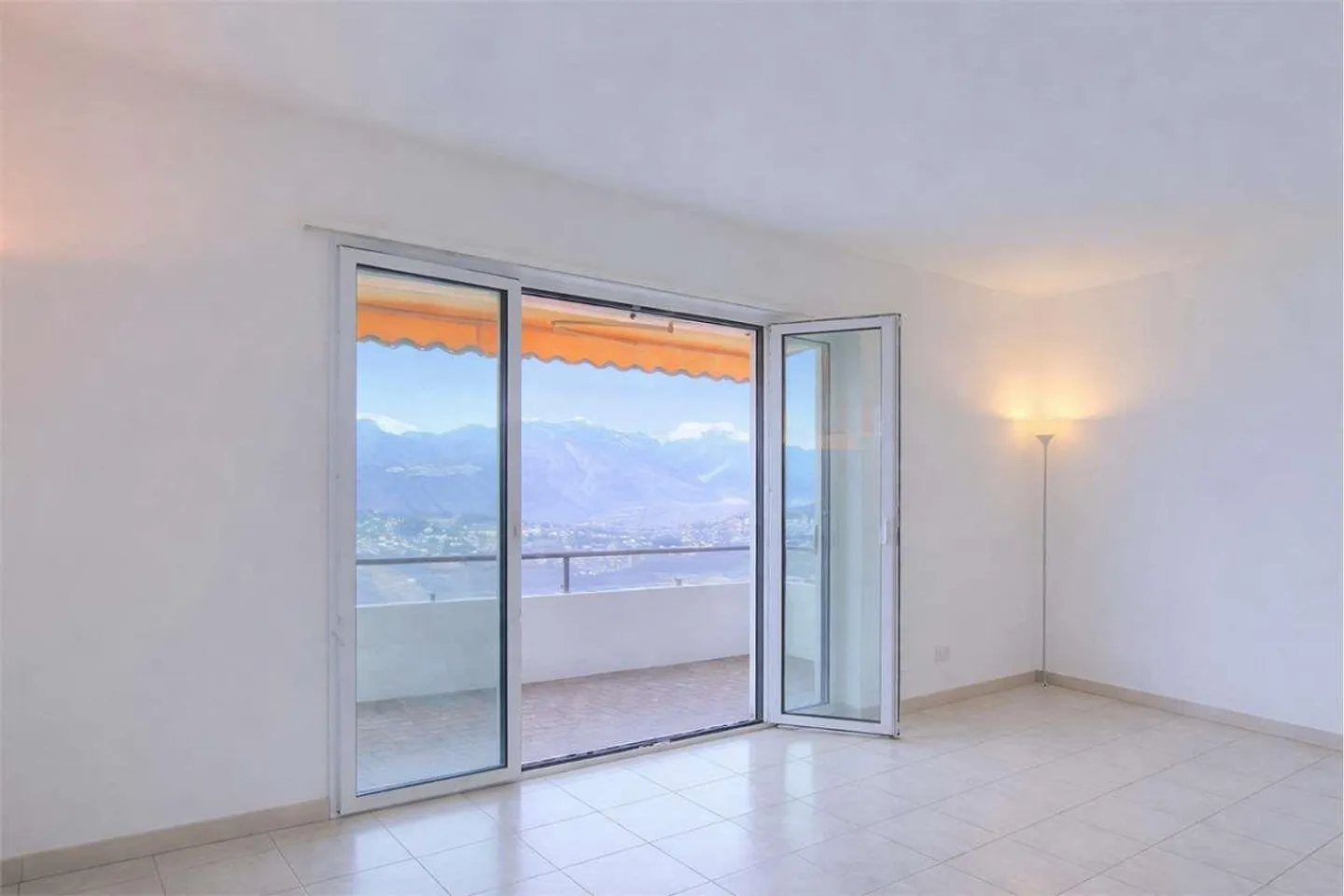 Wunderschöne Wohnung mit Terrasse und Seeblick in Aldesago, Lugano - Foto 2 von 8