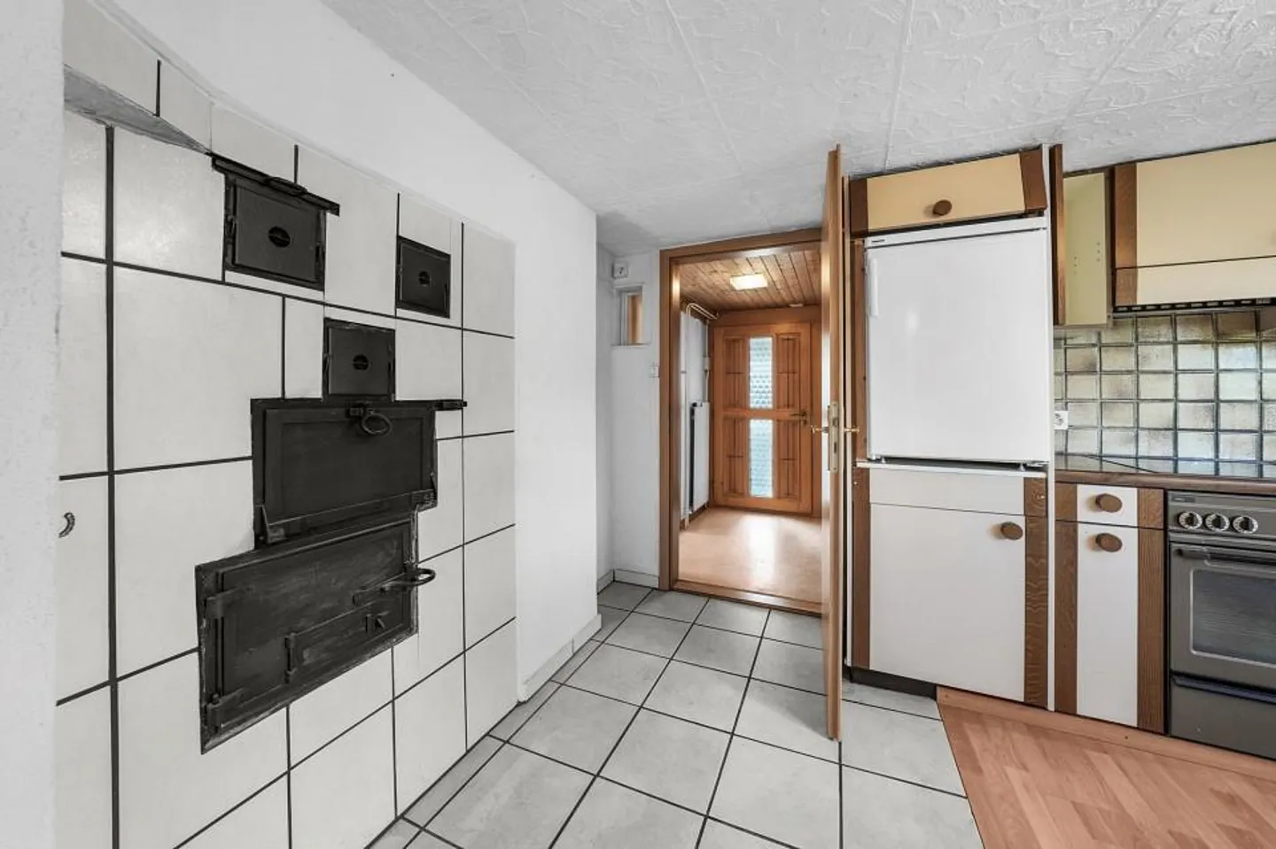 Large Residential House with Apartment - Photo 13 of 13