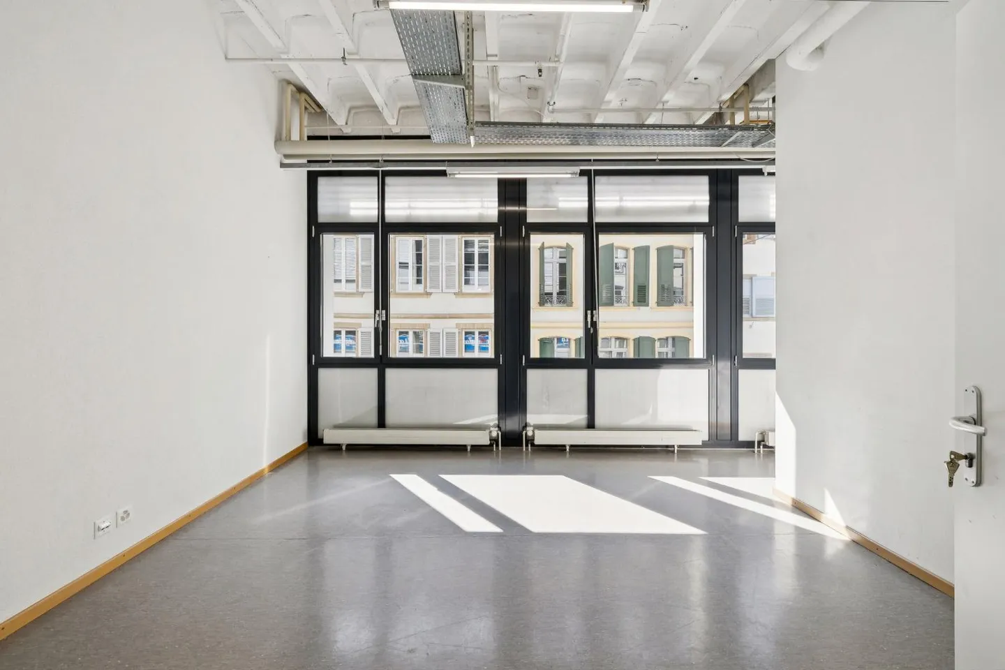 Ideal space in the pedestrian area of the city center - Photo 11 of 12