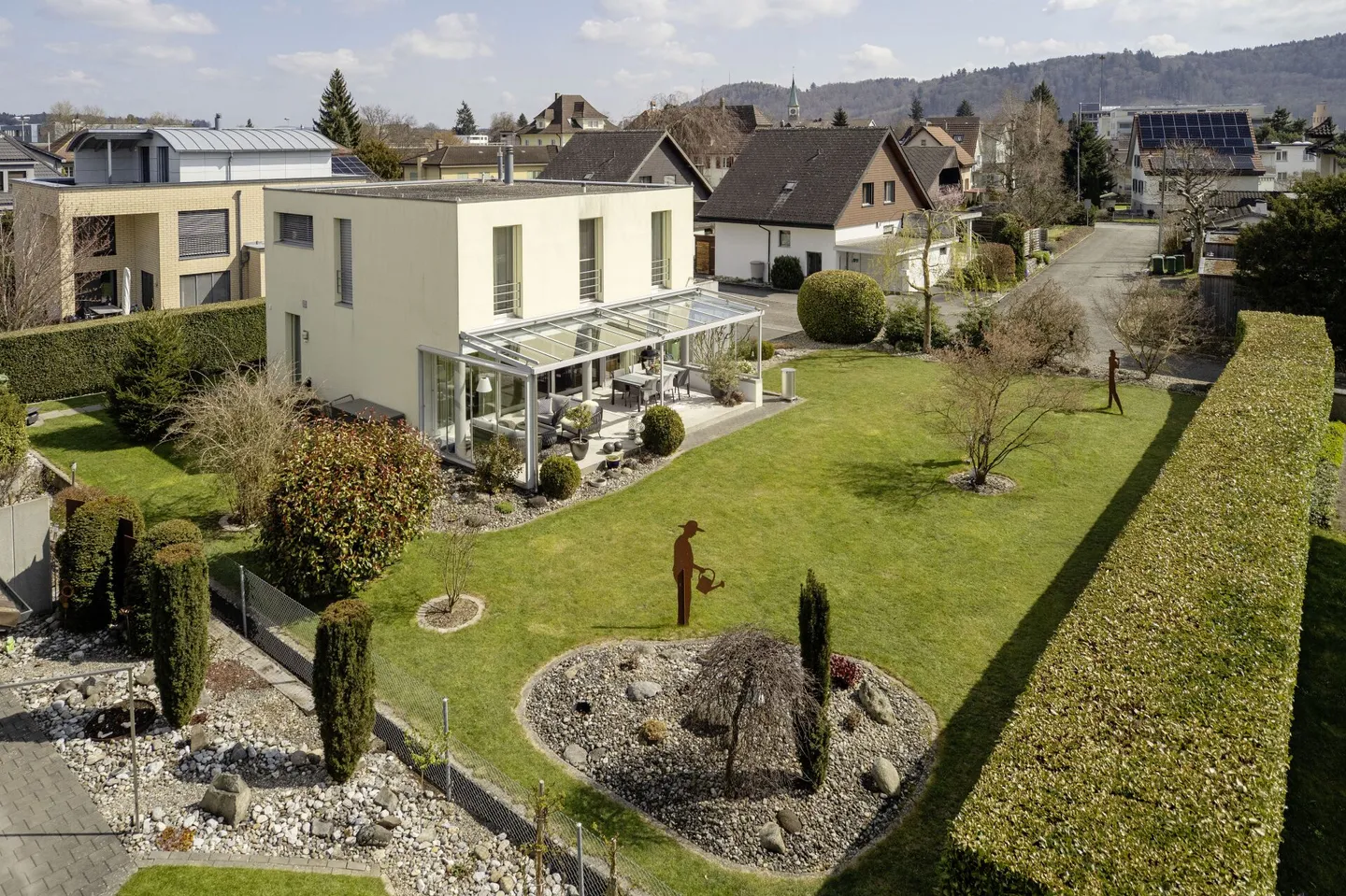 Single-family house with spacious garden in a family-friendly neighborhood - Photo 1 of 13