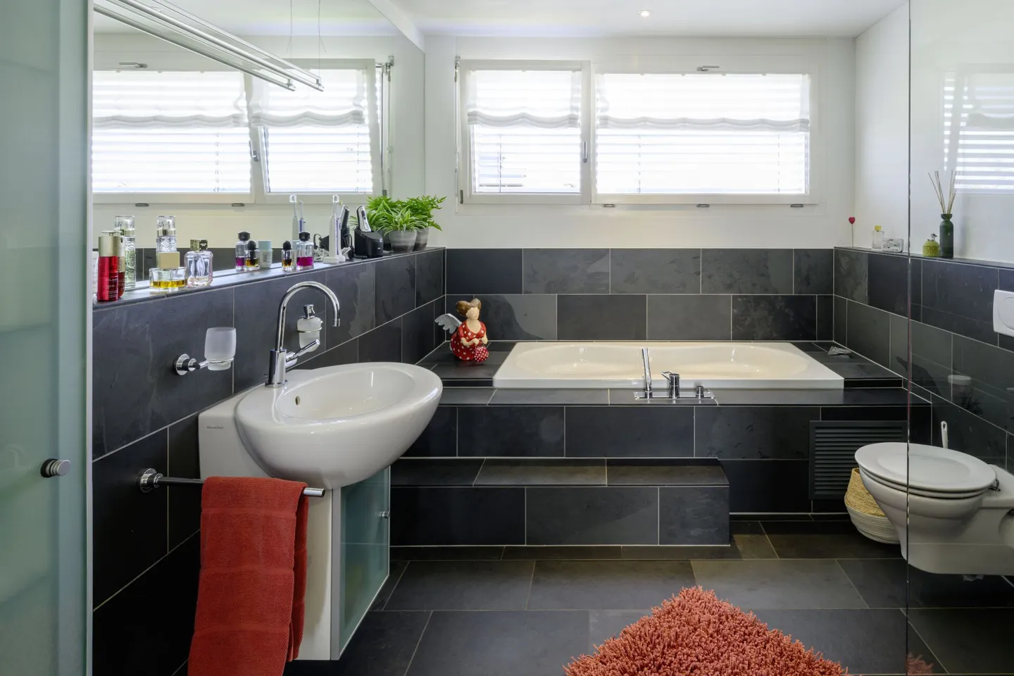 Single-family house with spacious garden in a family-friendly neighborhood - Photo 9 of 13