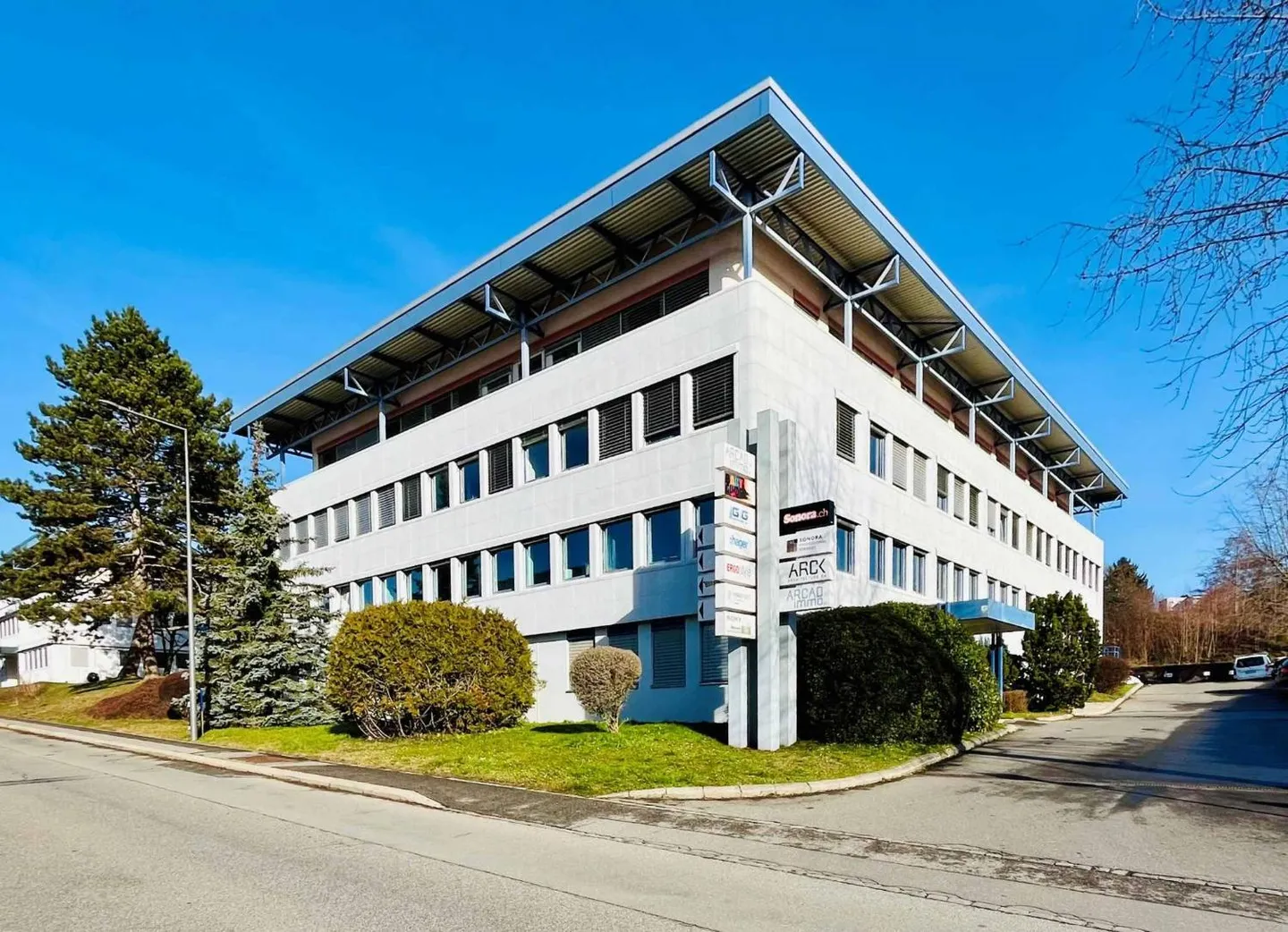 Workshop, offices and storage of 490 m2 - Optimal accessibility - Photo 1 of 7