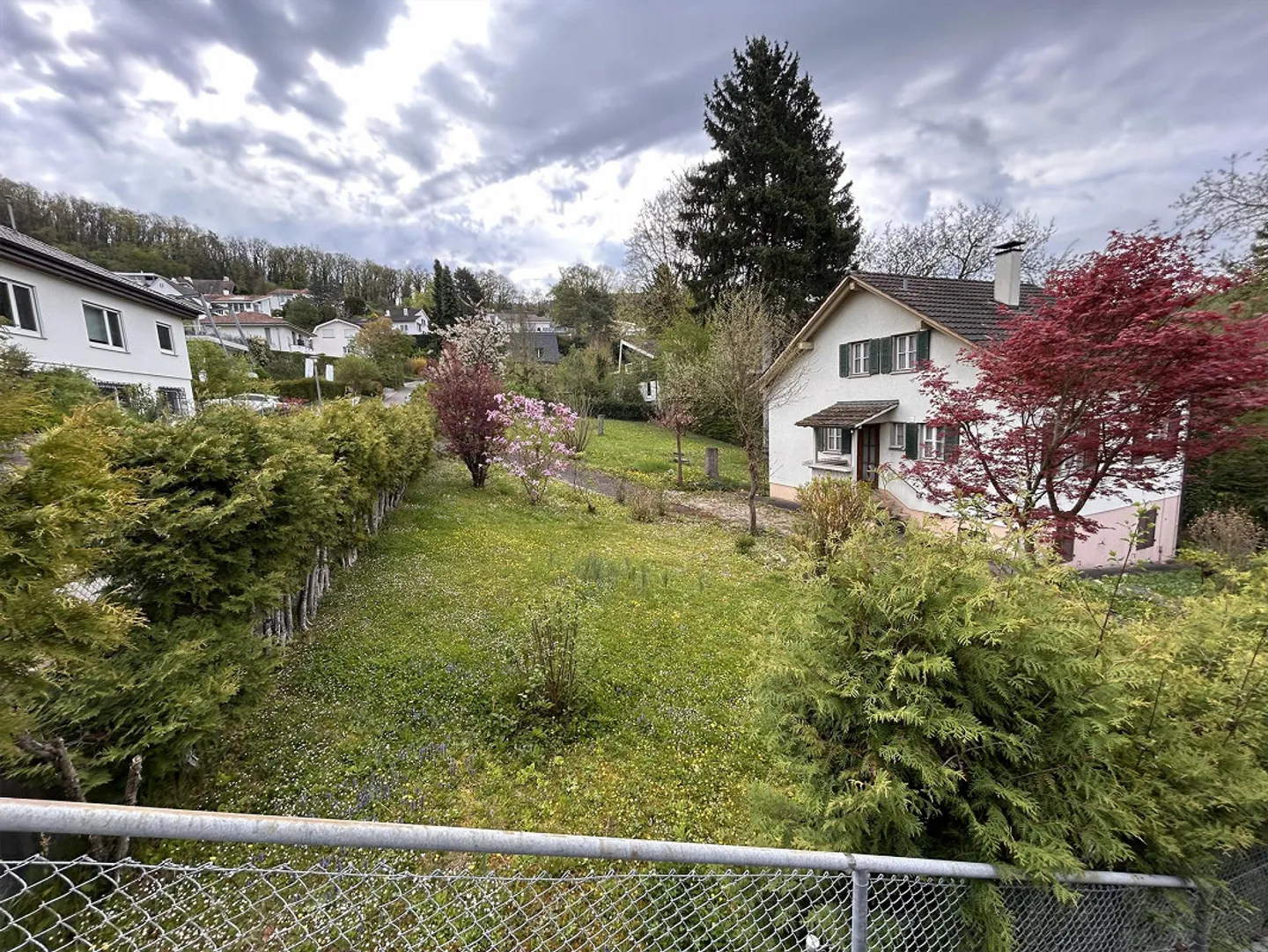 Parcelle de terrain à bâtir plus grande avec ancien bâtiment - Photo 2 sur 2
