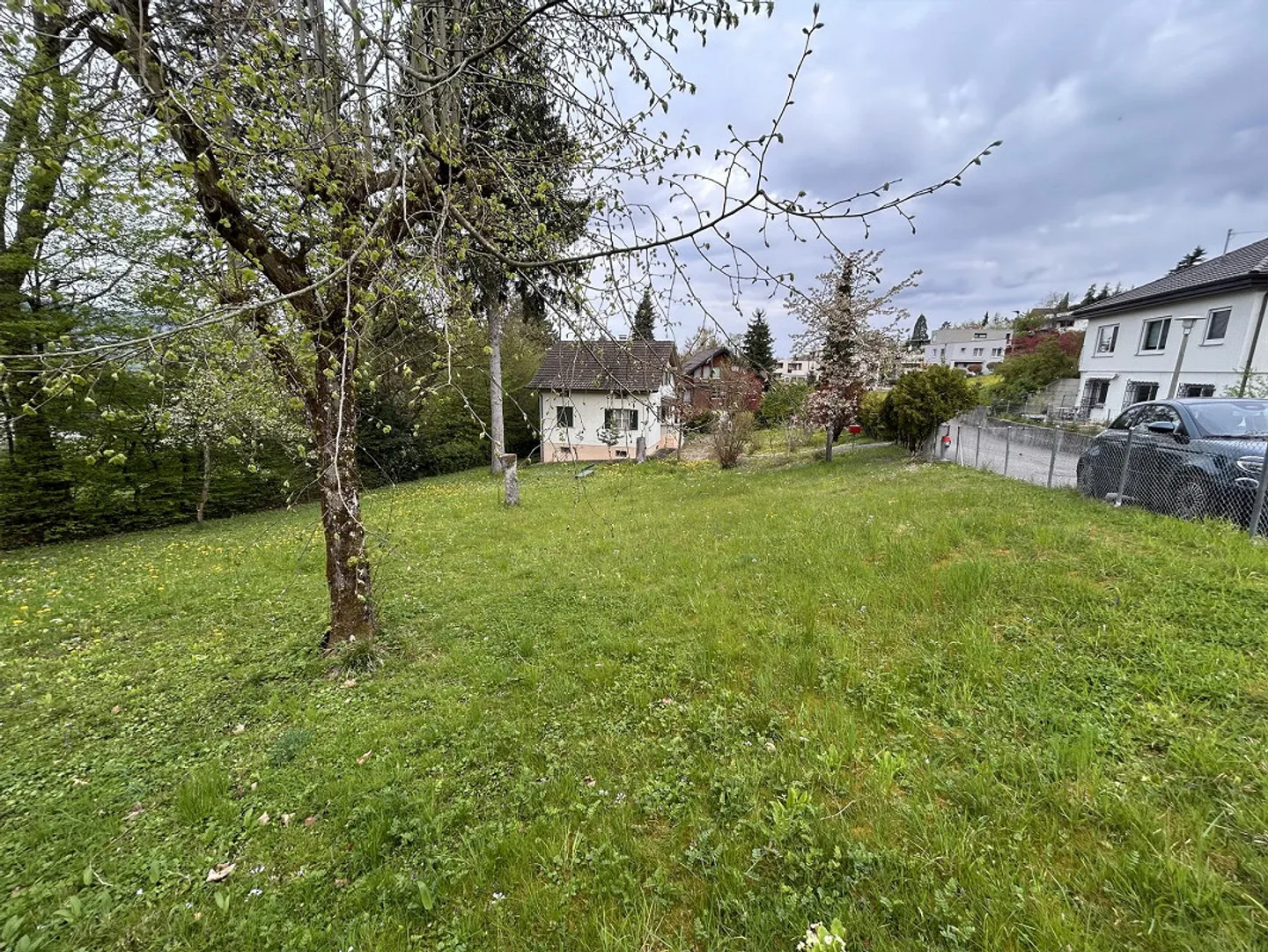 Parcelle de terrain à bâtir plus grande avec ancien bâtiment - Photo 1 sur 2