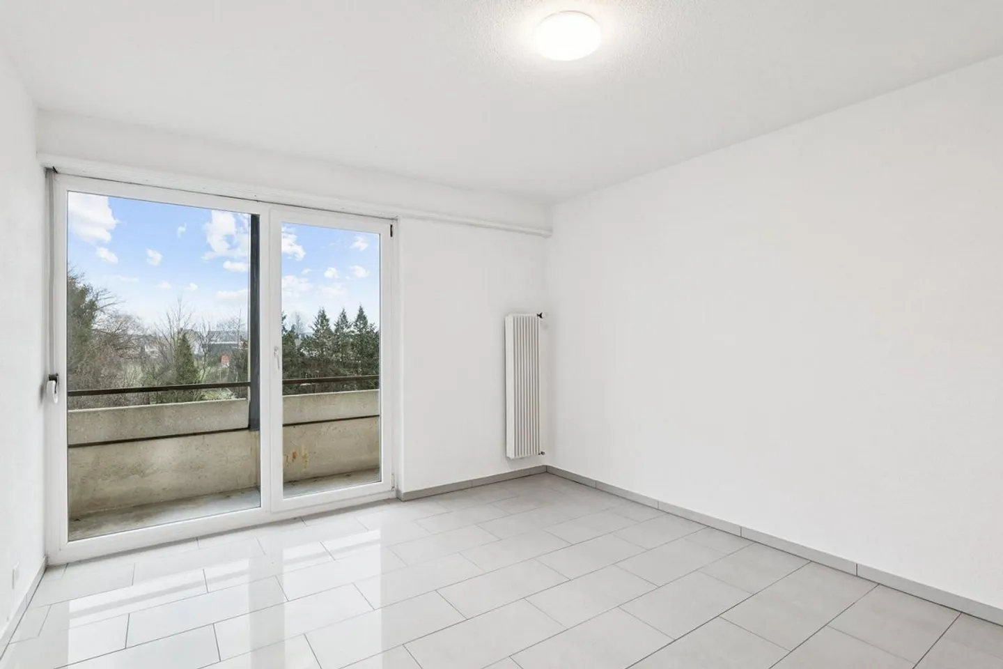 Apartment in an ideal location - Photo 4 of 12