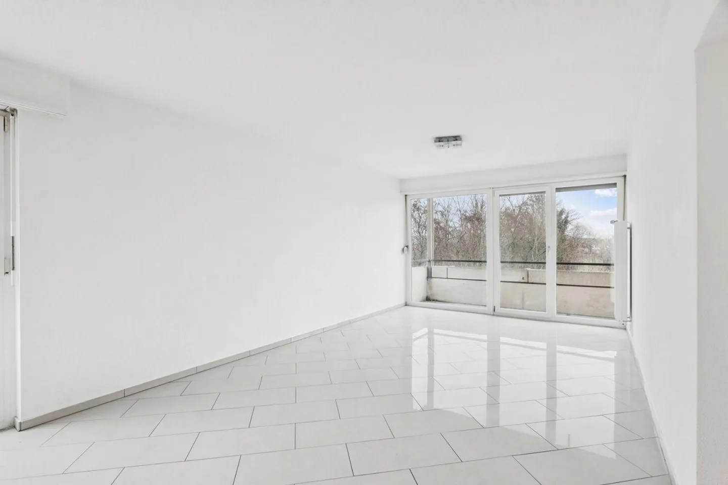 Apartment in an ideal location - Photo 3 of 12