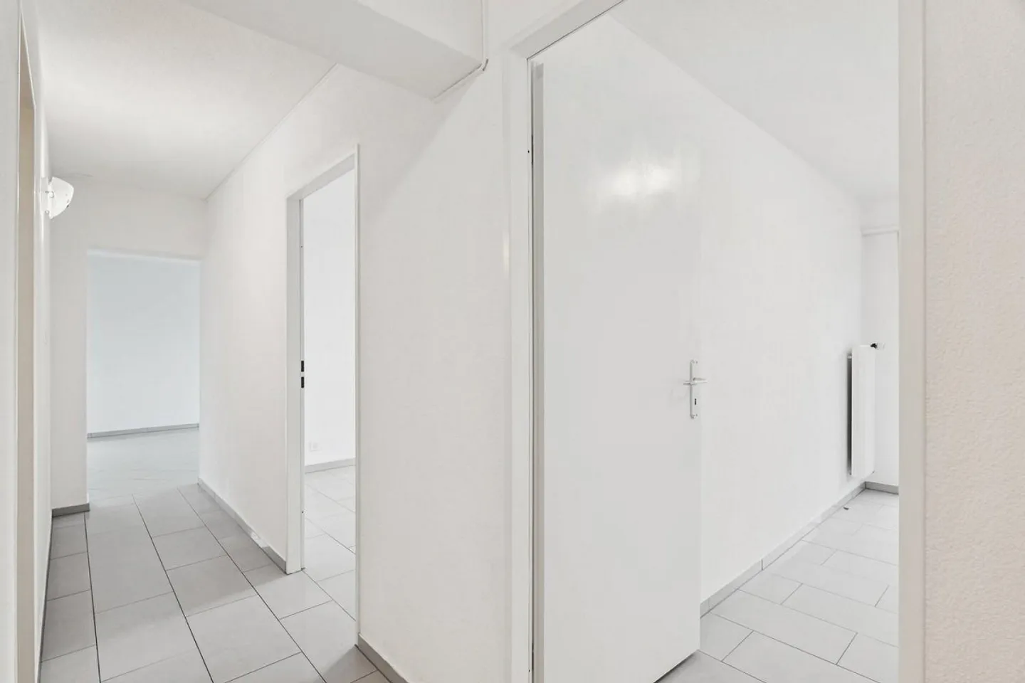 Apartment in an ideal location - Photo 5 of 12