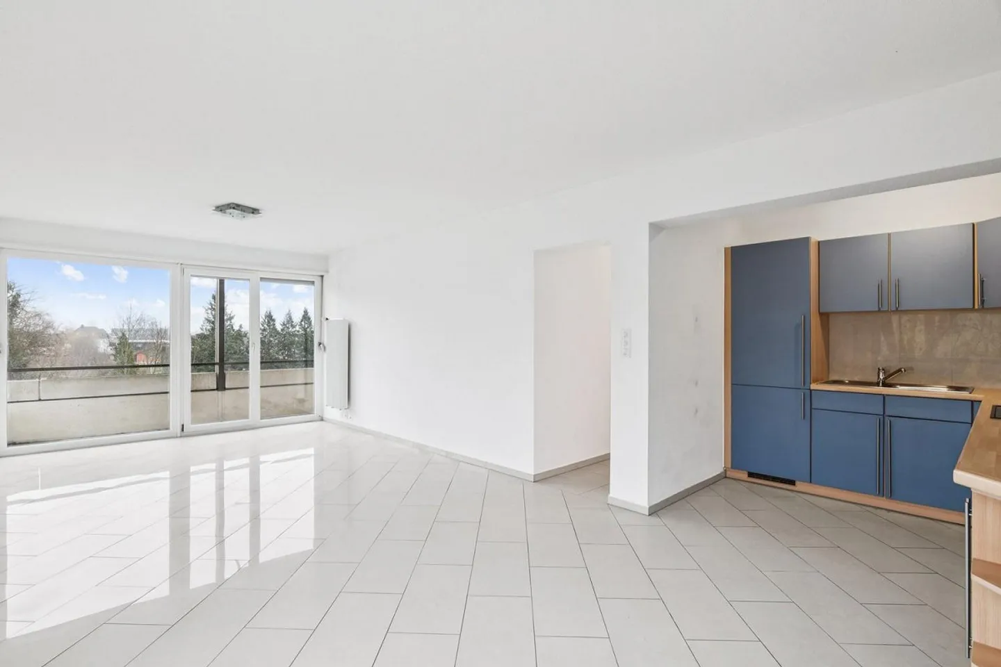 Apartment in an ideal location - Photo 7 of 12