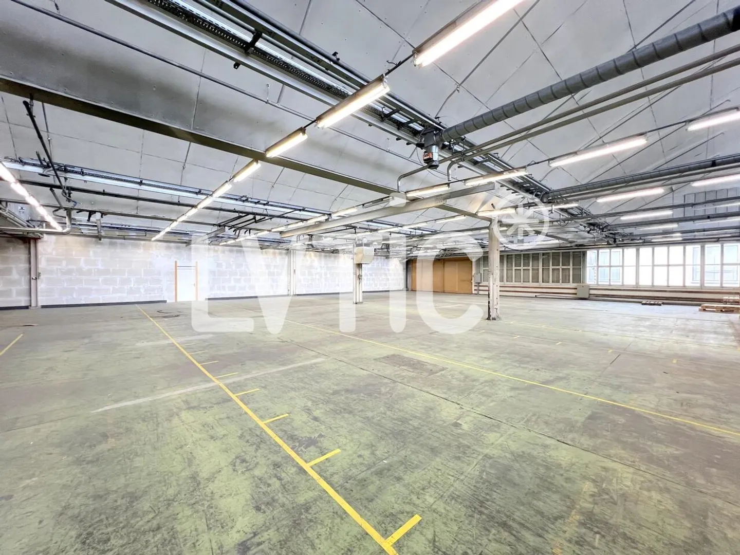 Dépôts, atelier de 850 m2 à louer à Crissier - Photo 3 sur 6