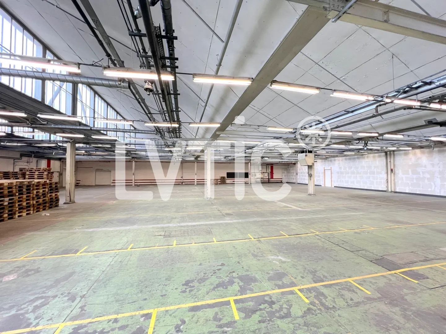 Dépôts, atelier de 850 m2 à louer à Crissier - Photo 1 sur 6