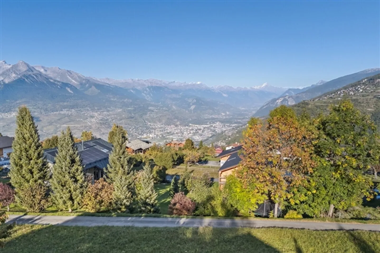 Grand terrain à bâtir au cœur d'un quartier résidentiel. - Photo 2 sur 3