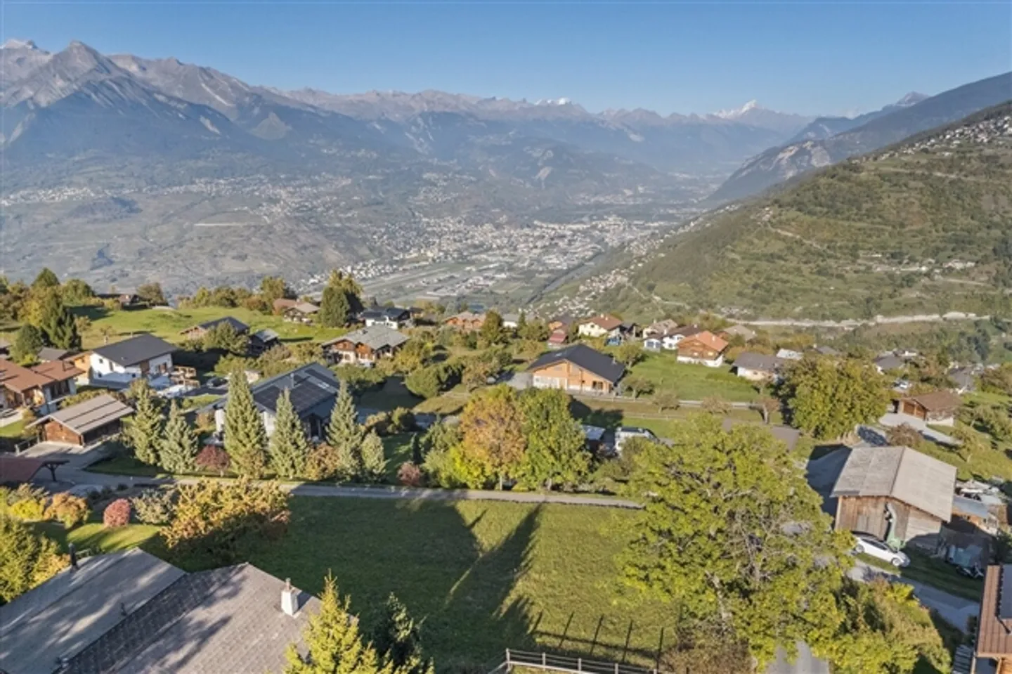 Grand terrain à bâtir au cœur d'un quartier résidentiel. - Photo 3 sur 3