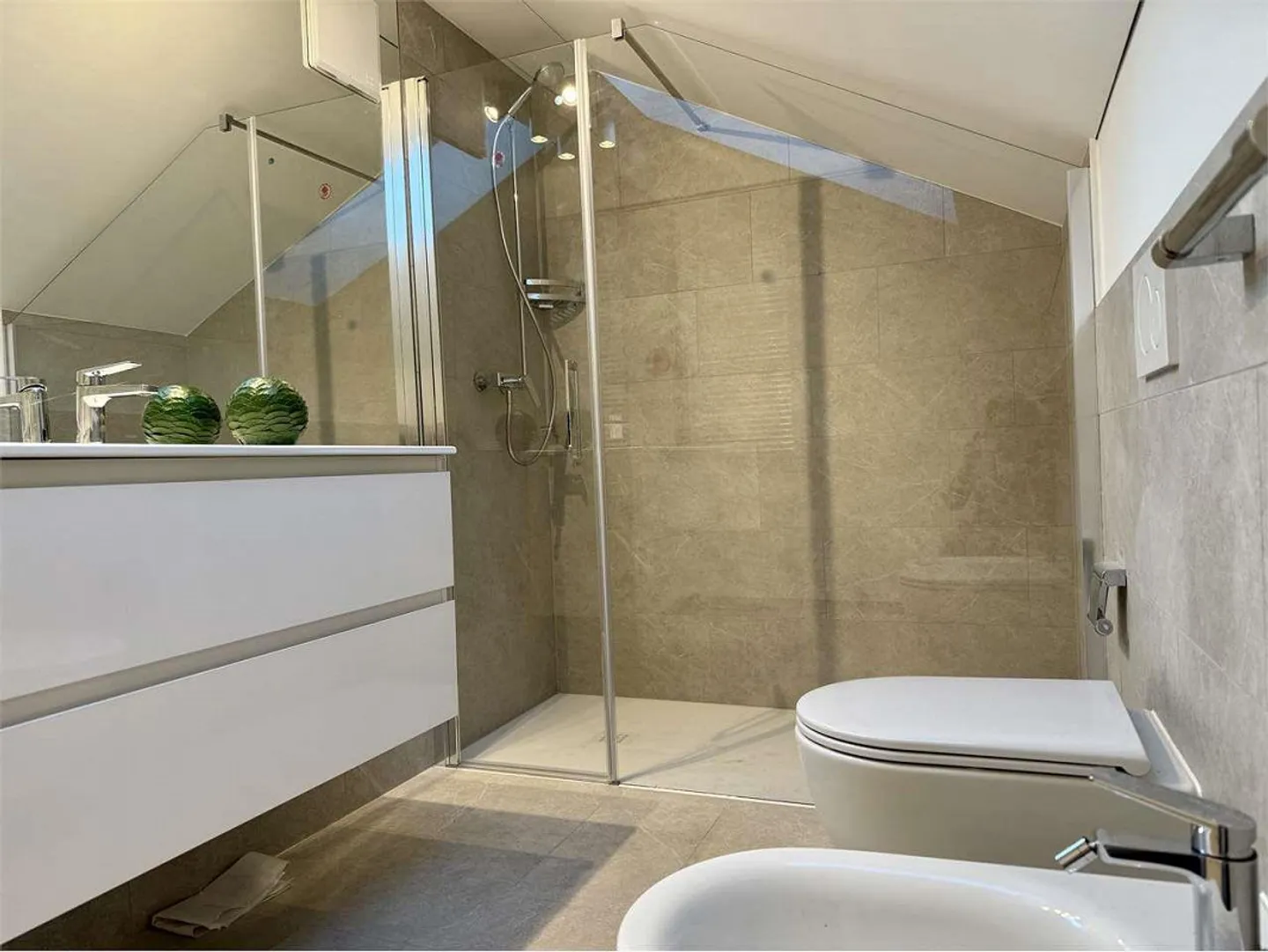 Bellinzona Centro, a 3 minuti dalla stazione - Appartamento mansardato di 3,5 locali arredato - Foto 6 di 7