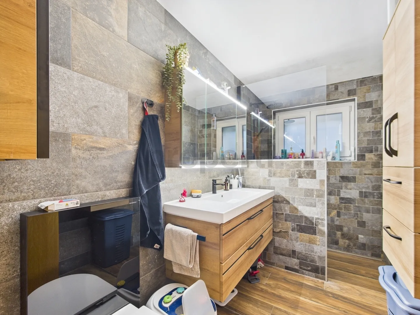 Unique family house with two independent apartments and high yield potential - Photo 7 of 9