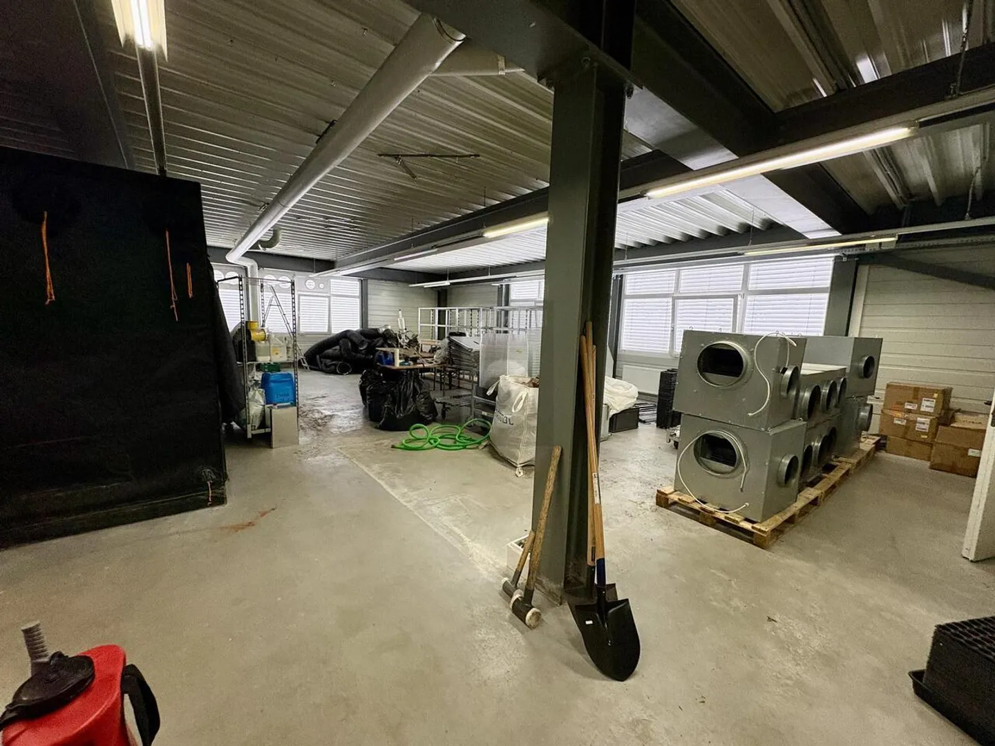 VIELSEITIG NUTZBARE FLÄCHE - Foto 2 von 6