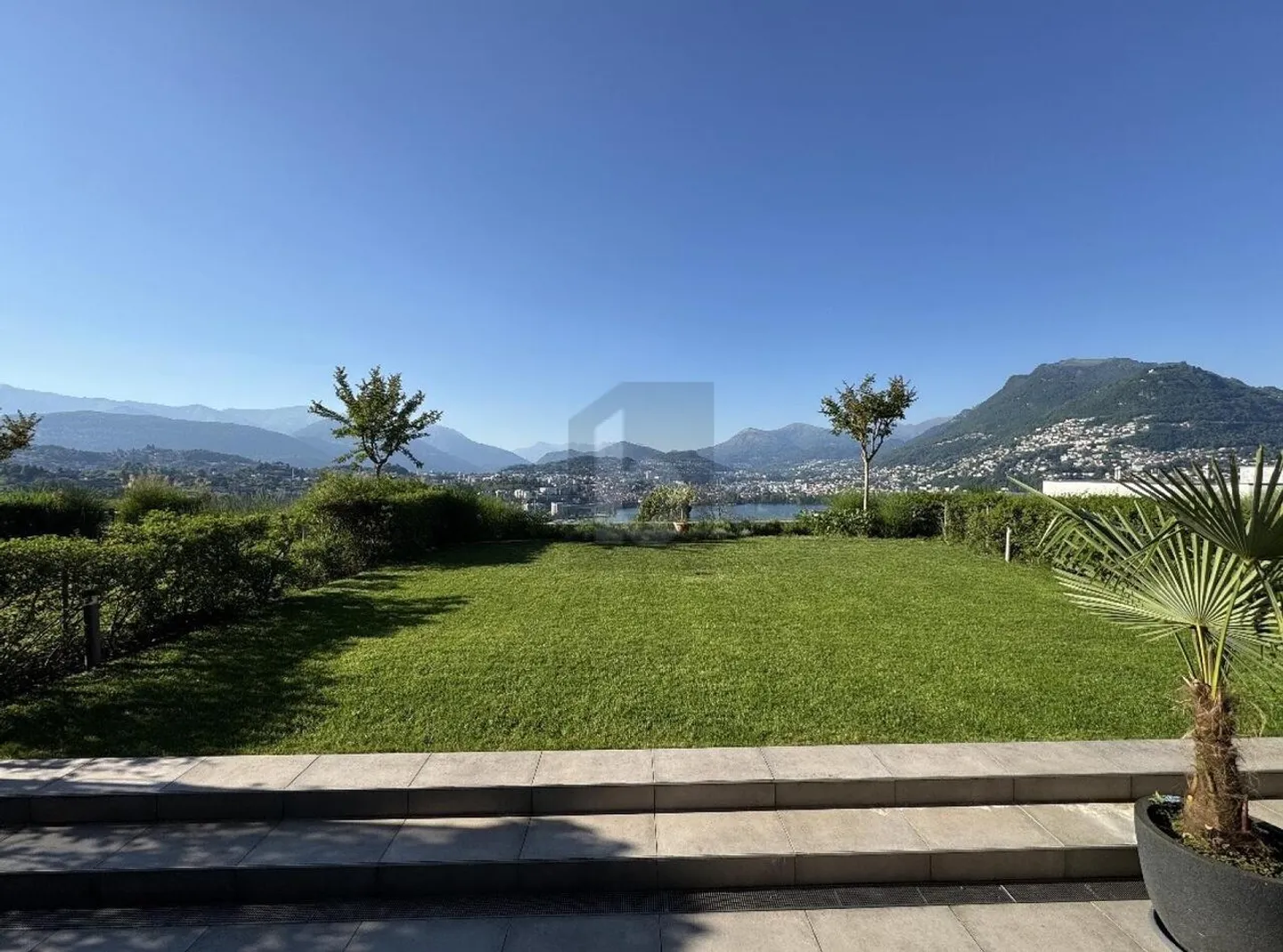 Appartamento di Lusso con Vista Lago - Foto 1 di 6
