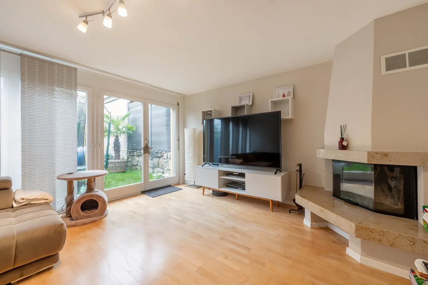 Vivere spazioso su quattro piani - Foto 3 di 12