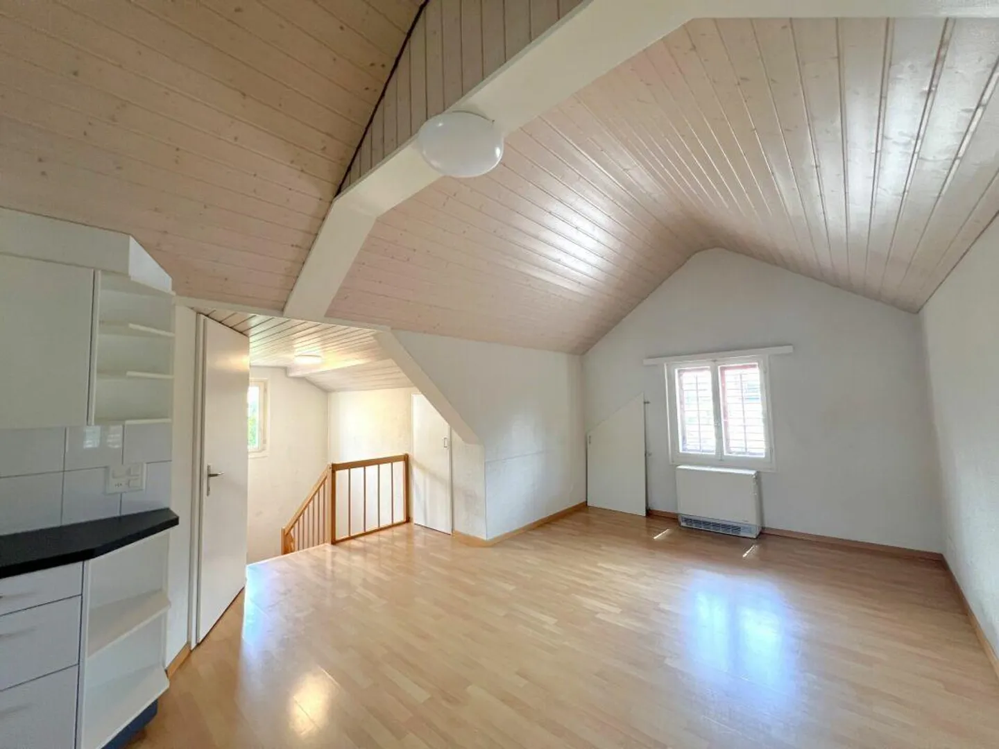 TEMPORAIRE - Appartement de 2,5 pièces près de la gare de Schwyz - Photo 2 sur 6