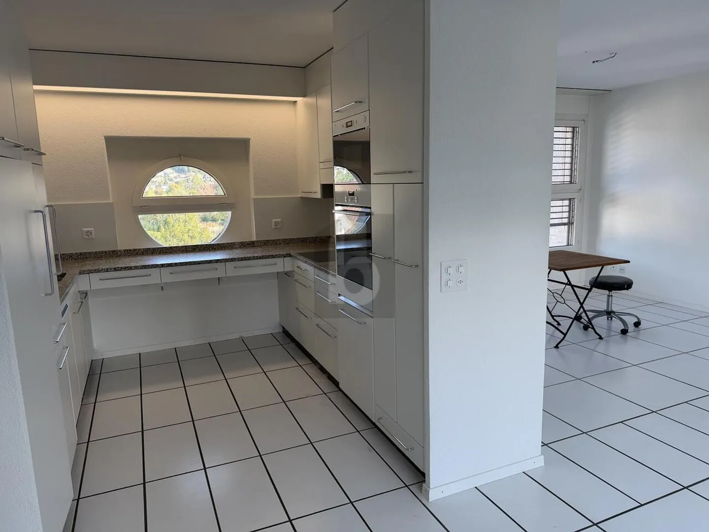 QUIET, SPACIOUS AND CENTRALLY LOCATED - Photo 4 of 6