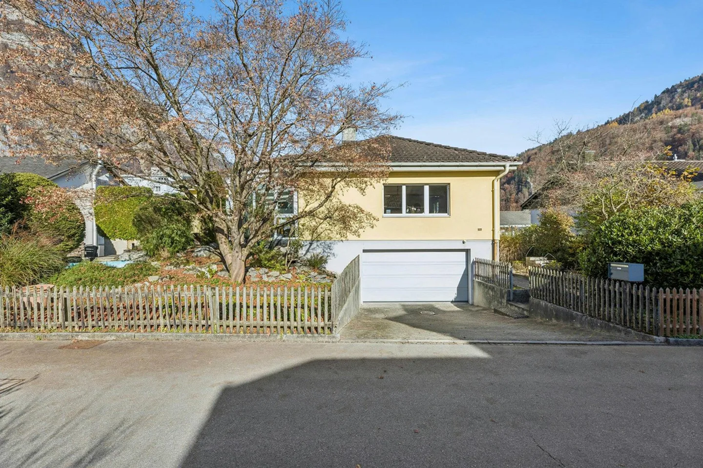 5.5-Zimmer-Einfamilienhaus mit Doppelgarage und Ausbaupotential - Foto 1 von 13