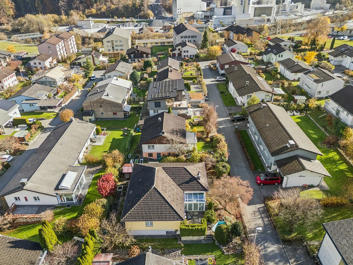 5.5-Zimmer-Einfamilienhaus mit Doppelgarage und Ausbaupotential - Foto 2 von 13