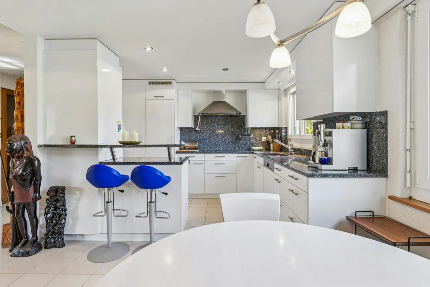 5.5-Zimmer-Einfamilienhaus mit Doppelgarage und Ausbaupotential - Foto 3 von 13