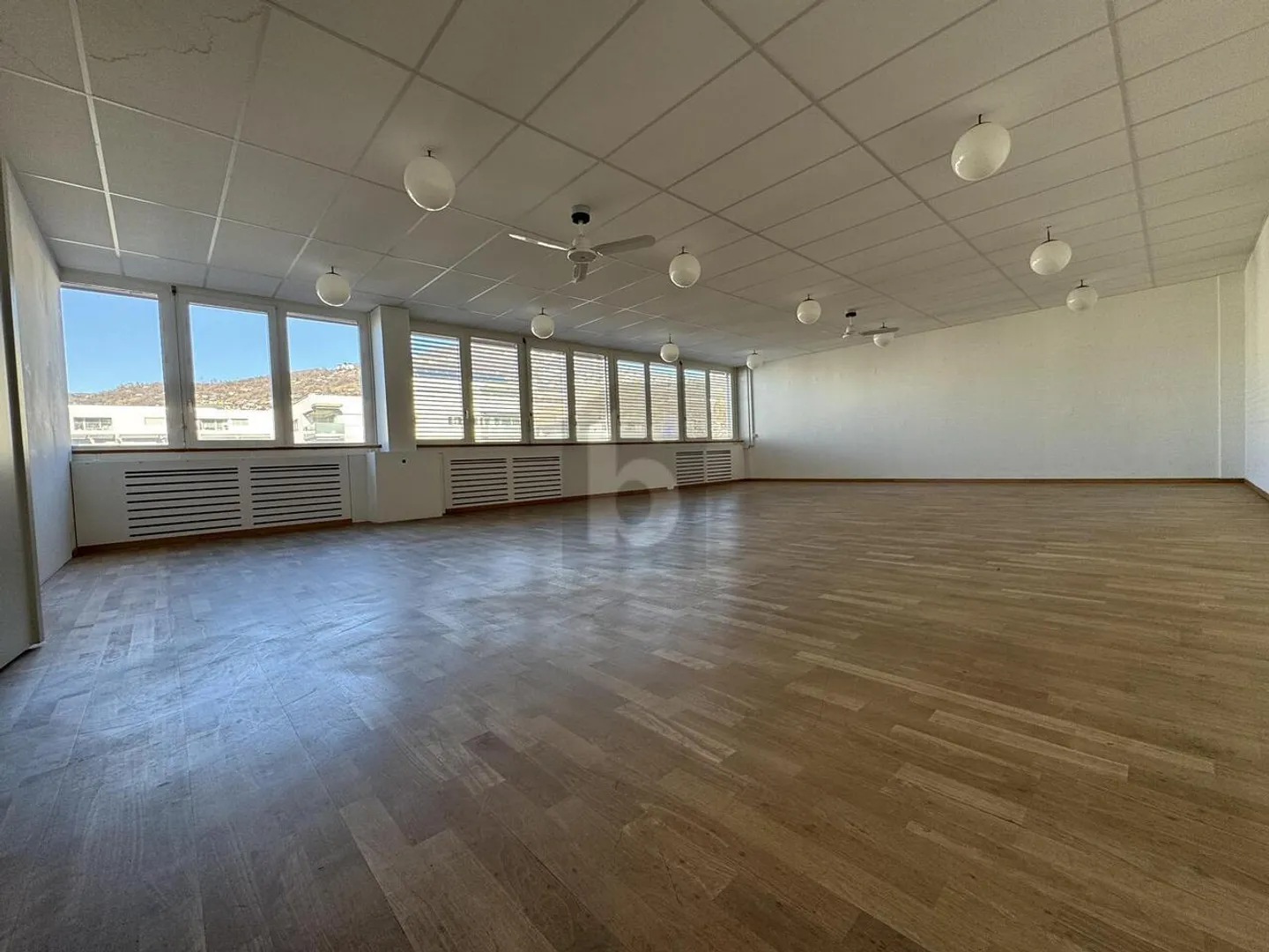 BRIGHT, SPACIOUS & CENTRAL - Photo 2 of 5