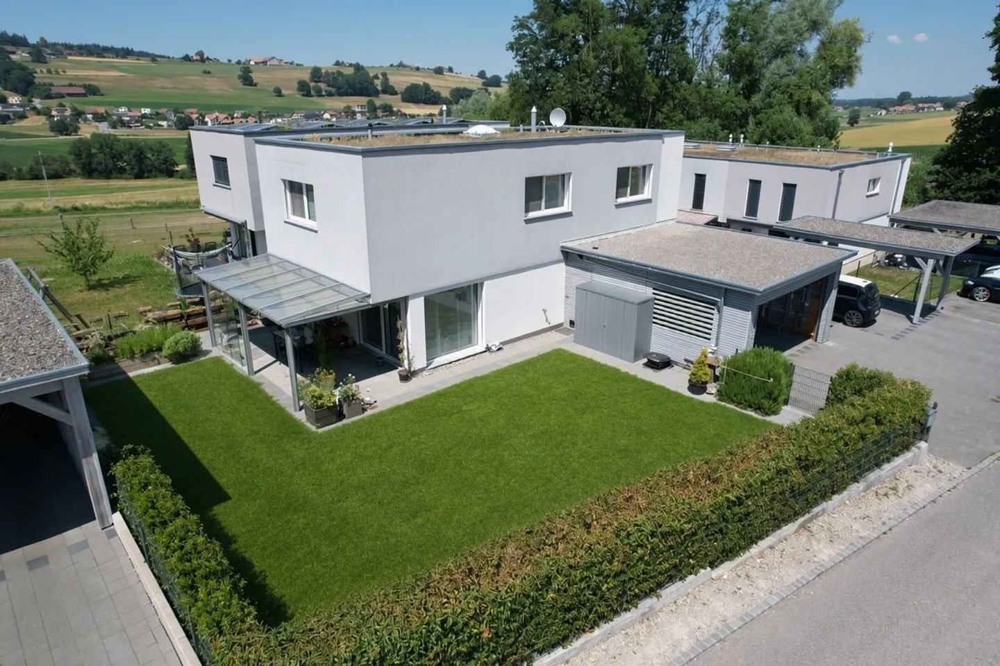 Moderne Villa mit Garten - Foto 1 von 8