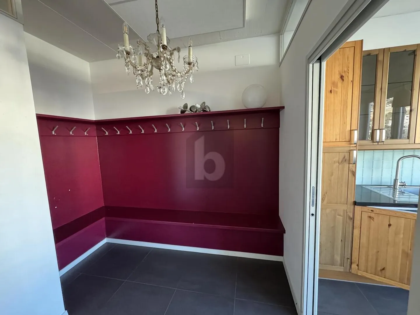 BRIGHT, SPACIOUS & CENTRAL - Photo 4 of 5