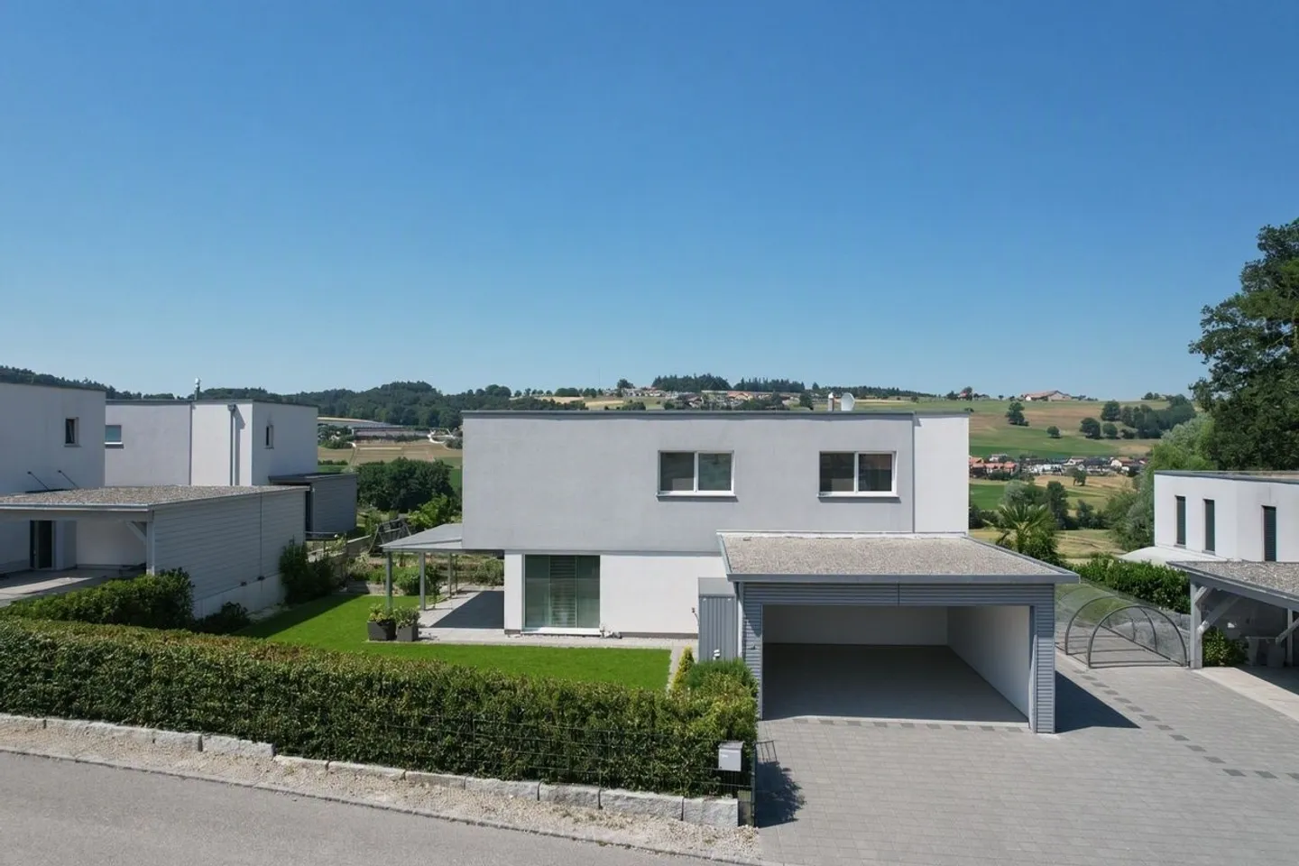Moderne Villa mit Garten - Foto 2 von 8