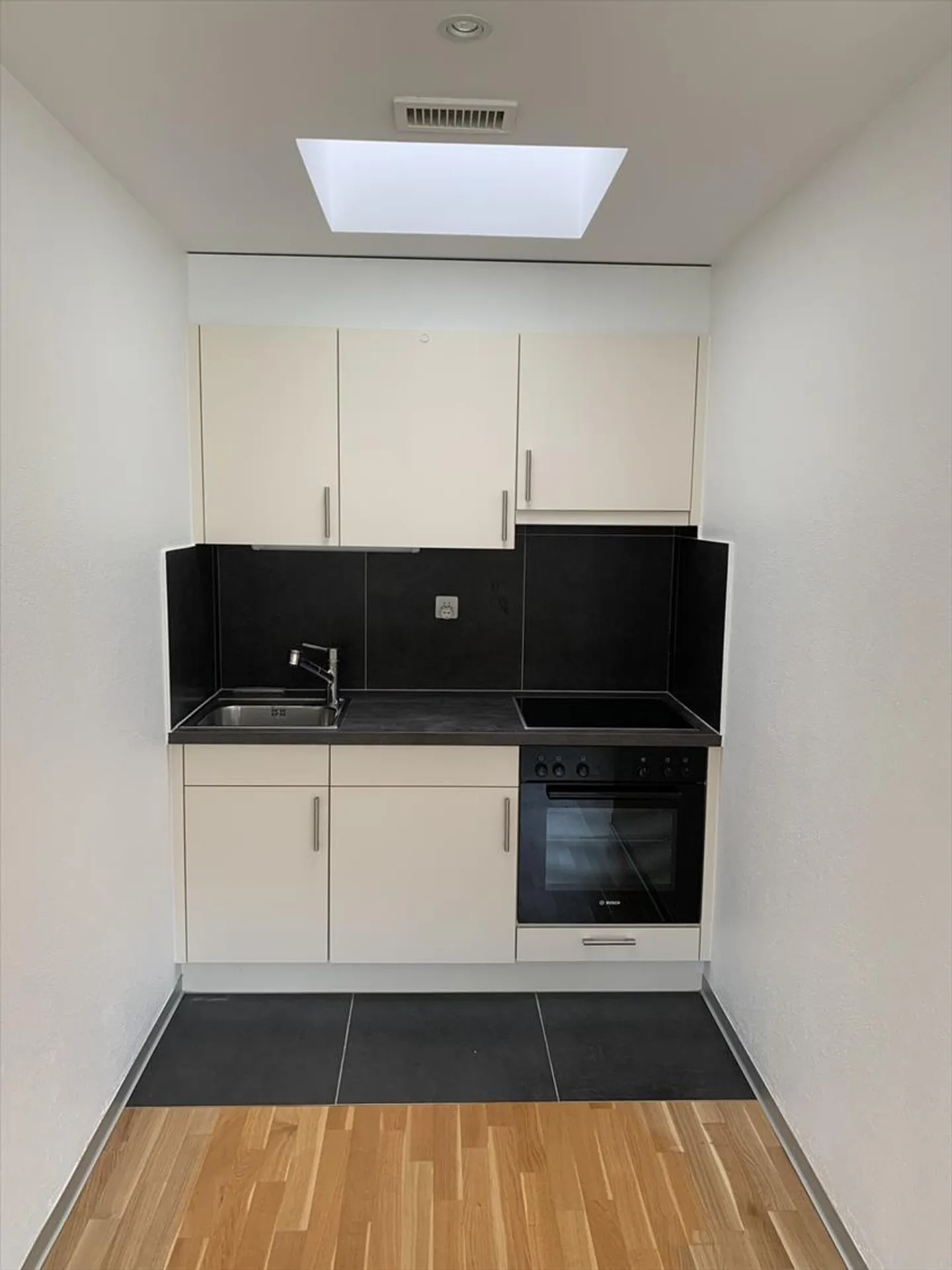 For rent - Bright studio in Locle from 01.03.2026 - Photo 2 of 6