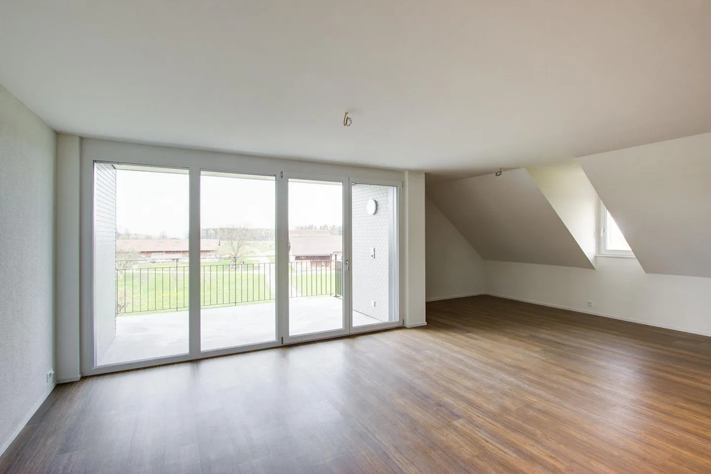 Appartamento mansardato spazioso in una posizione tranquilla - Foto 1 di 12